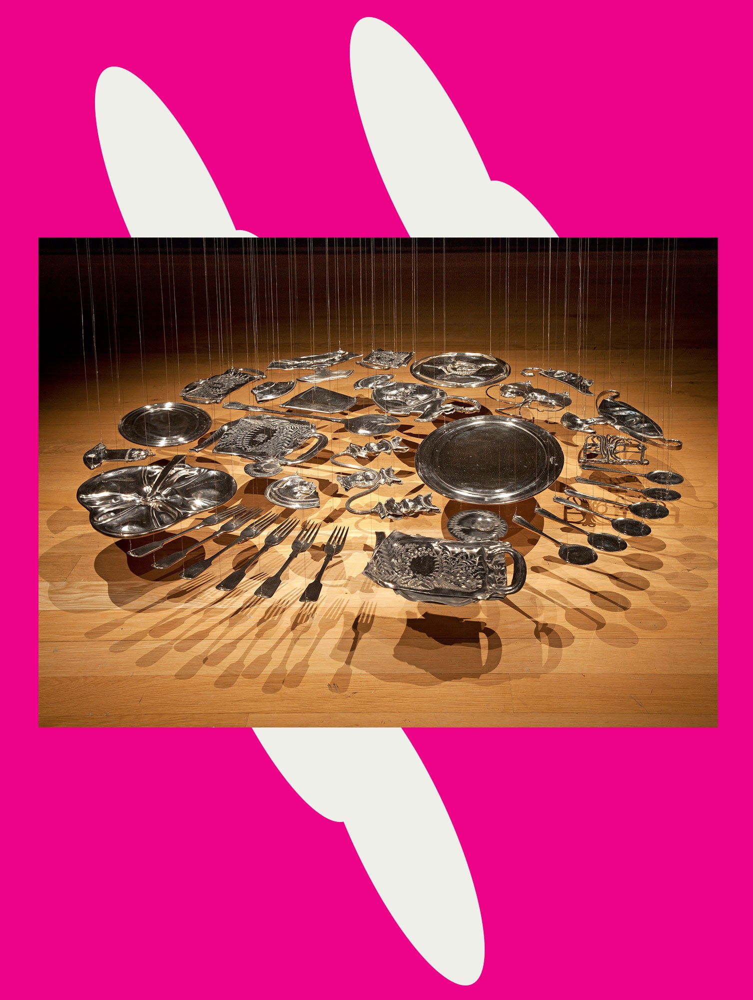 Cornelia Parker Trente morceaux de sucrier en argent 2003 Trente articles plaqués argent écrasés par une presse industrielle de 250 tonnes...