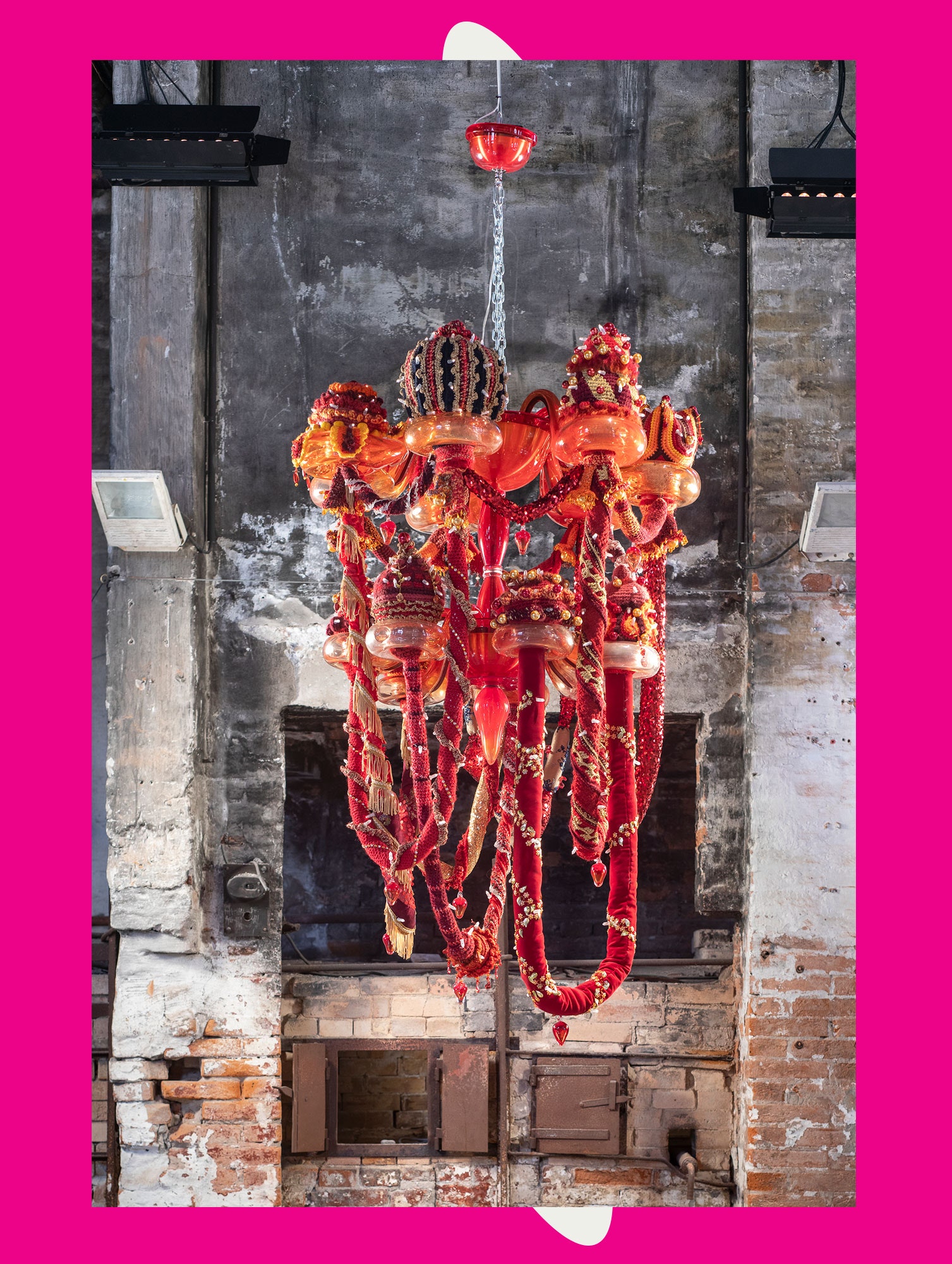 Joana Vasconcelos Rubra 2016 Ornements en laine crochetés à la main en verre de Murano Éclairage LED polyester et fer 69 14 x 43 po....