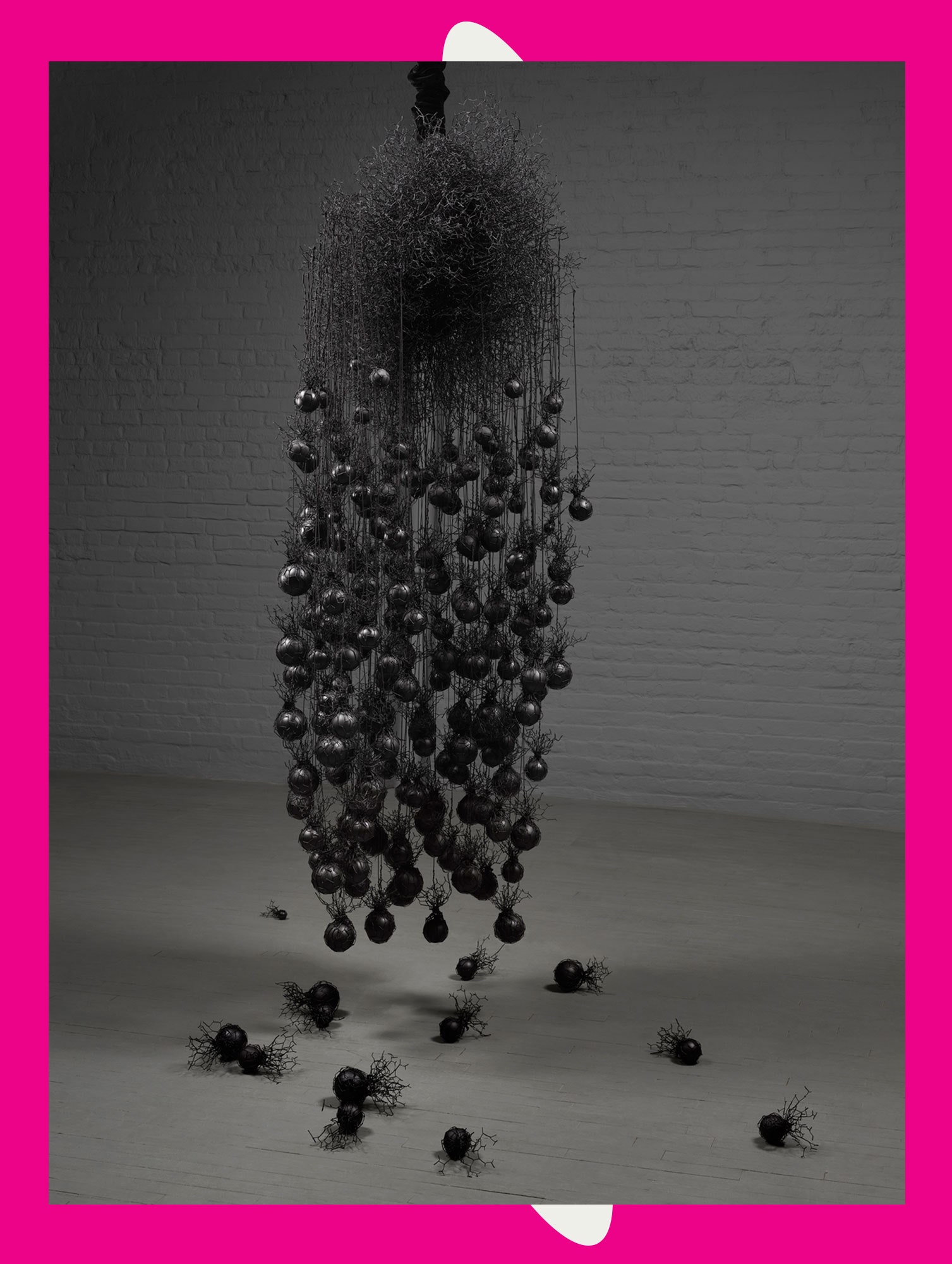 Petah Coyne Sans titre 1458 201920 Globes en verre peinture polymère acrylique fil de poulet fil de clôture câble en acier écrous de câble...