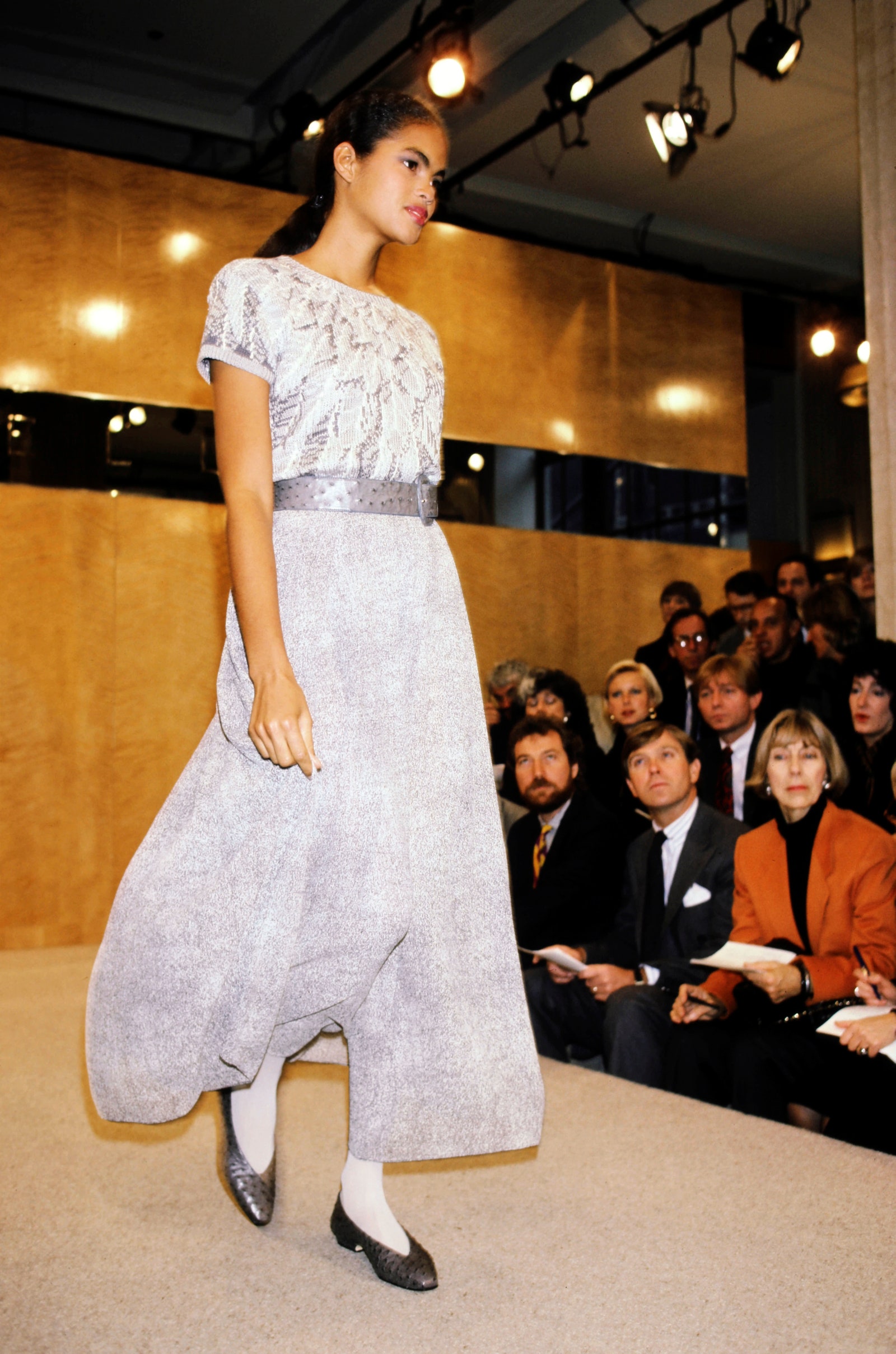 La vie du mannequin Gail O'Neill des années 1990 en photos Gail O'Neill sur le podium du défilé prêt-à-porter Perry Ellis printemps 1987 à New York le 15 mars 1986.