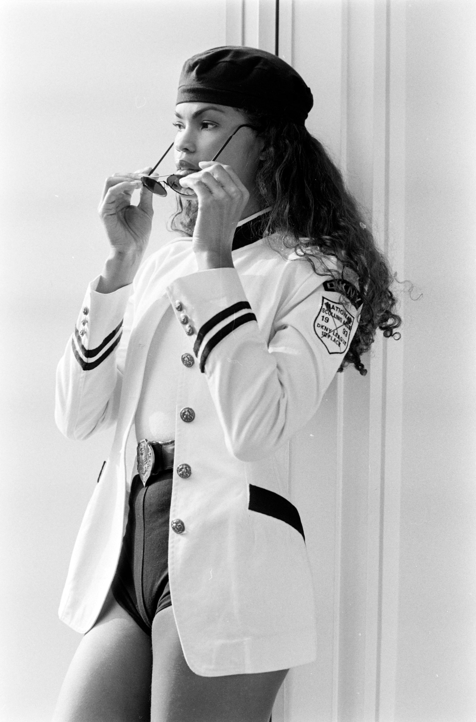 La vie du mannequin Gail O'Neill des années 1990 en photos Le mannequin Gail O'Neill porte les vêtements de sport d'inspiration nautique de DKNY, du DKNY by Donna Karan été 1993...