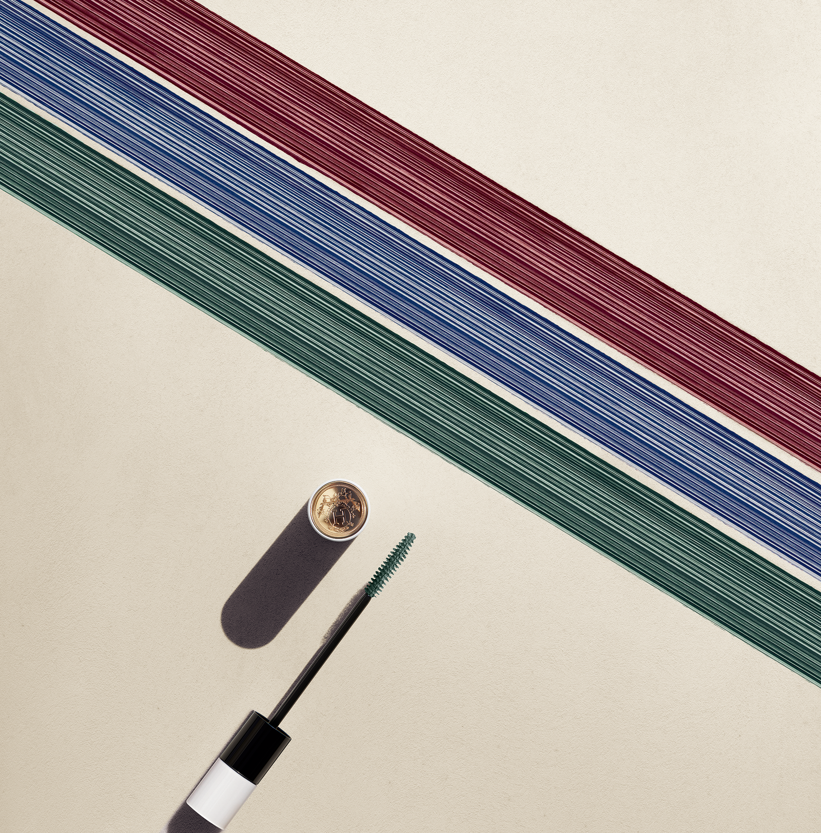 Les mascaras colorés de la collection sont bijoux et subtils.