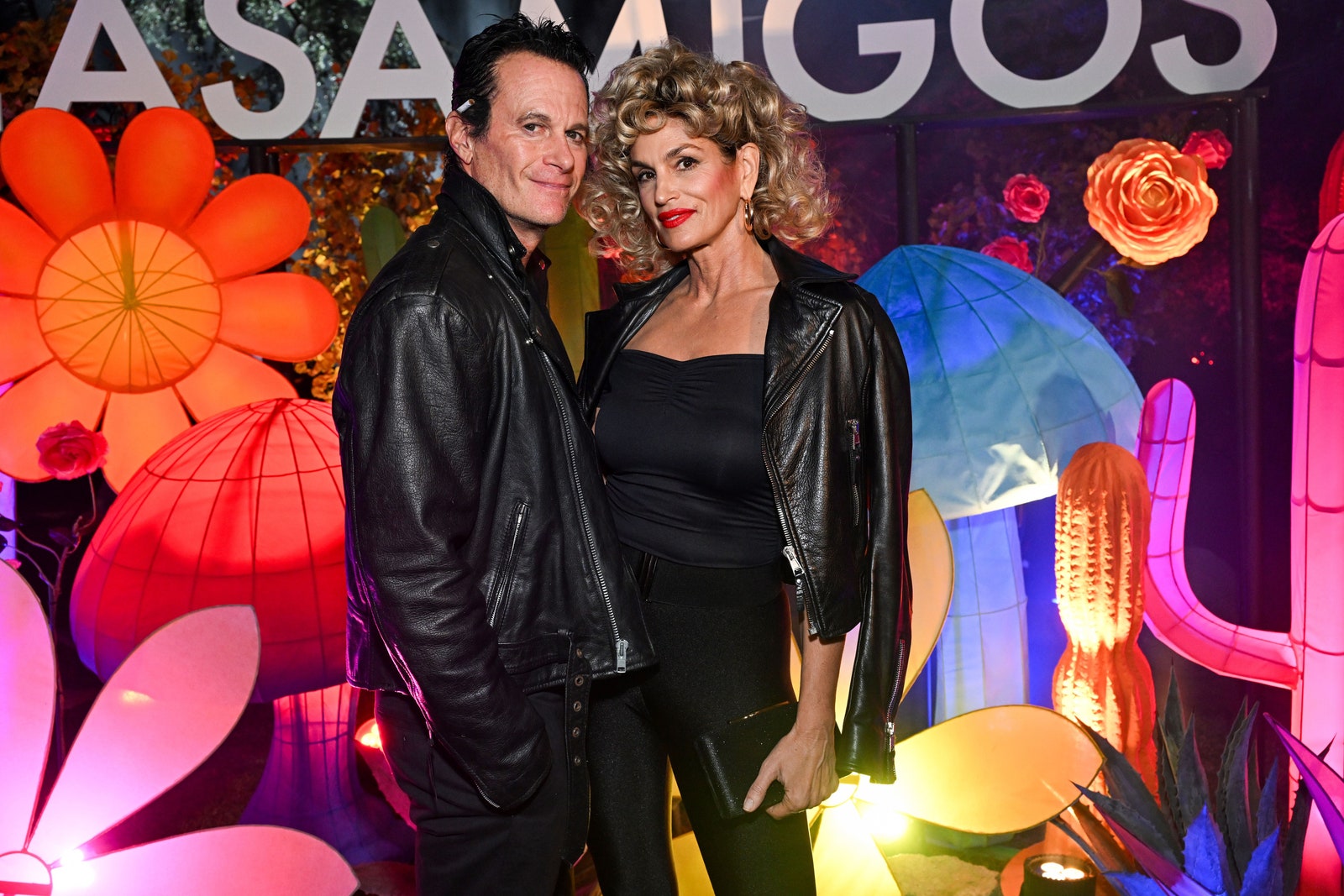 Rande Gerber et Cindy Crawford assistent à leur fête d'Halloween annuelle Casamigos le 27 octobre 2023 à Los Angeles.