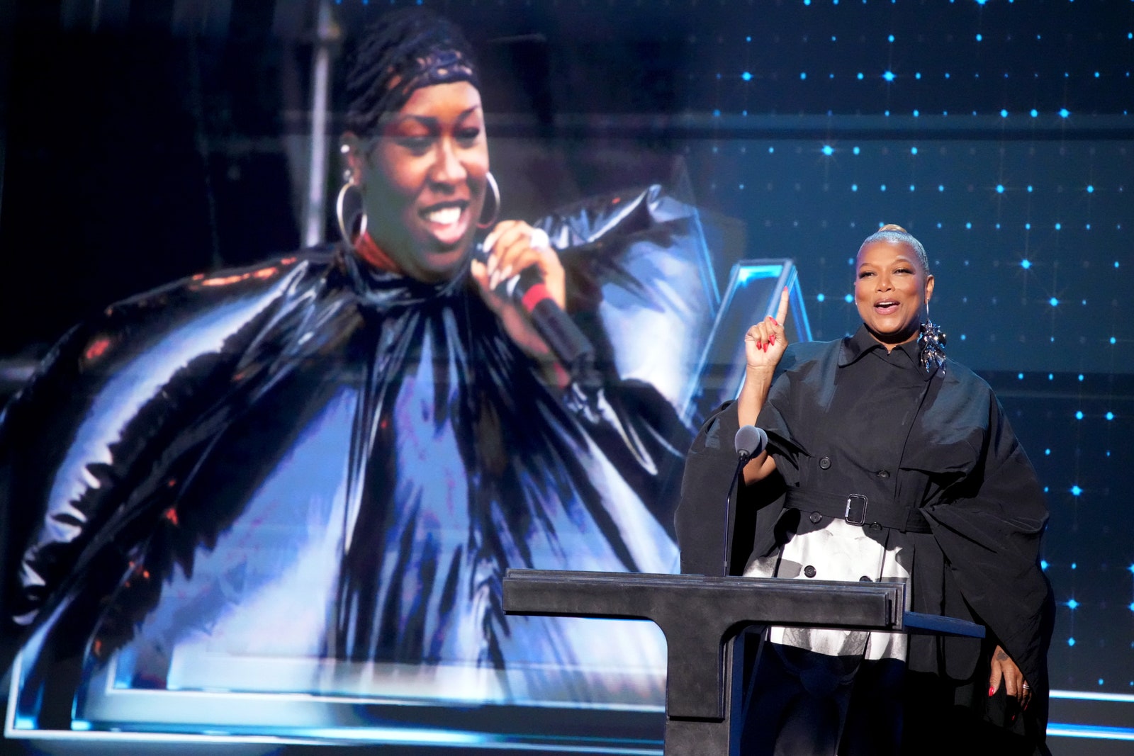 Queen Latifah s'exprime sur scène lors de la 38e cérémonie annuelle d'intronisation au Temple de la renommée du rock et du roll au Barclays Center le...