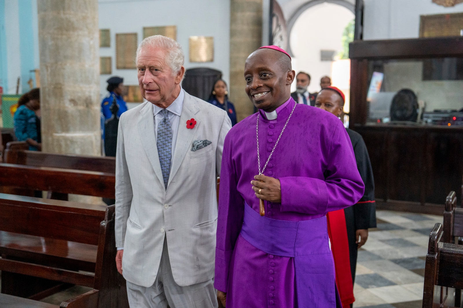 Le roi Charles assiste à une réunion interconfessionnelle à la cathédrale de Mombasa.