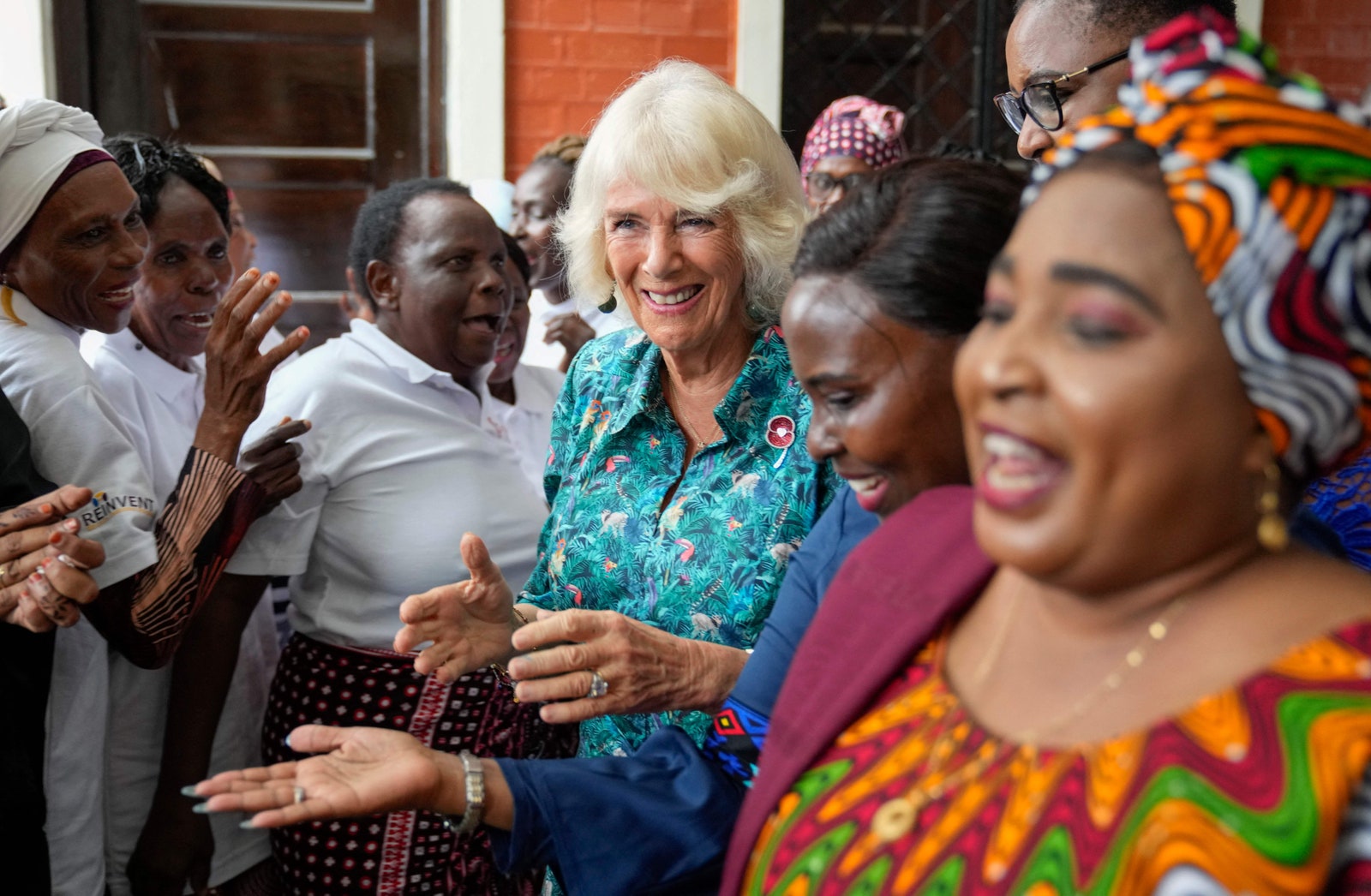 La reine Camilla danse avec Sauti Ya Wanawake à la Situation Room de Mombasa le 3 novembre 2023.