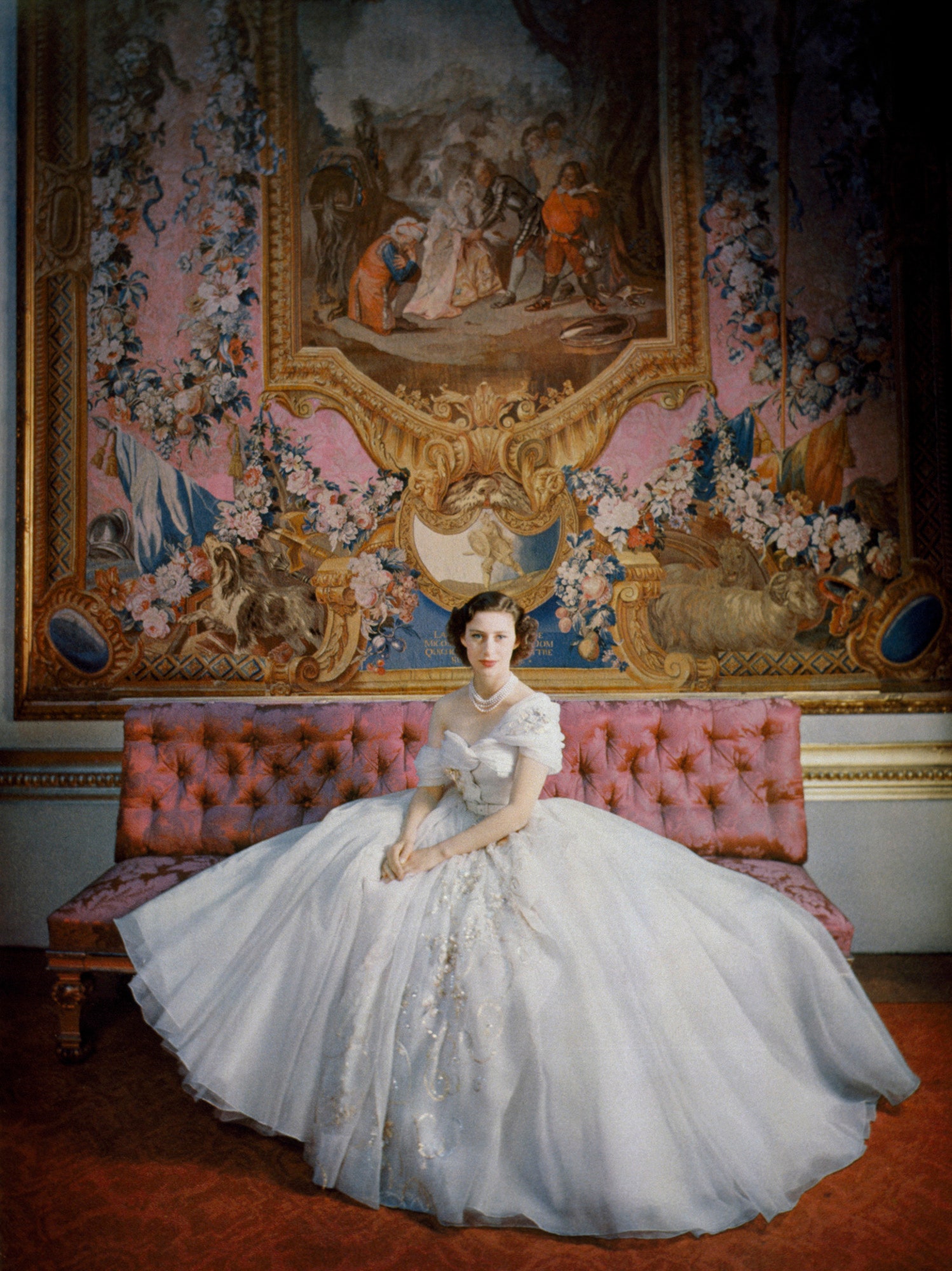 La princesse Margaret au palais de Buckingham dans la couture Christian Dior pour marquer son 21e anniversaire.