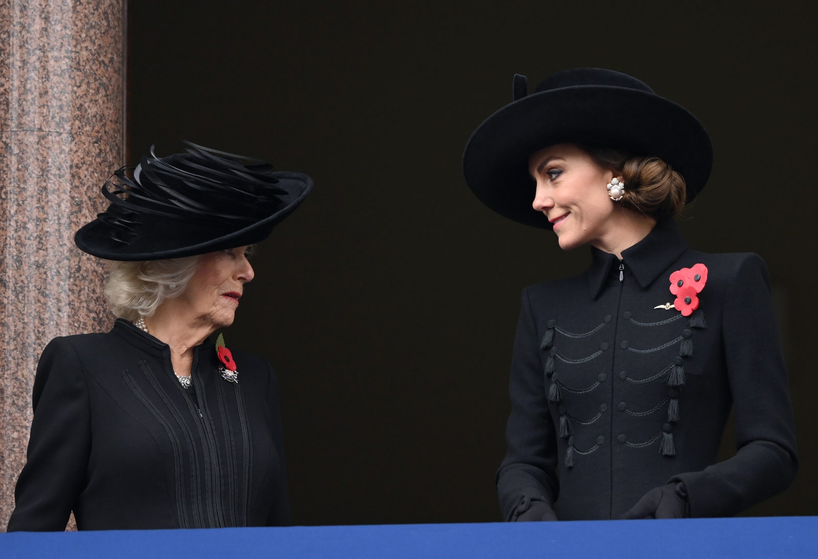 La reine Camilla et la princesse Catherine de Galles assistent au service national du souvenir au cénotaphe le 12 novembre...