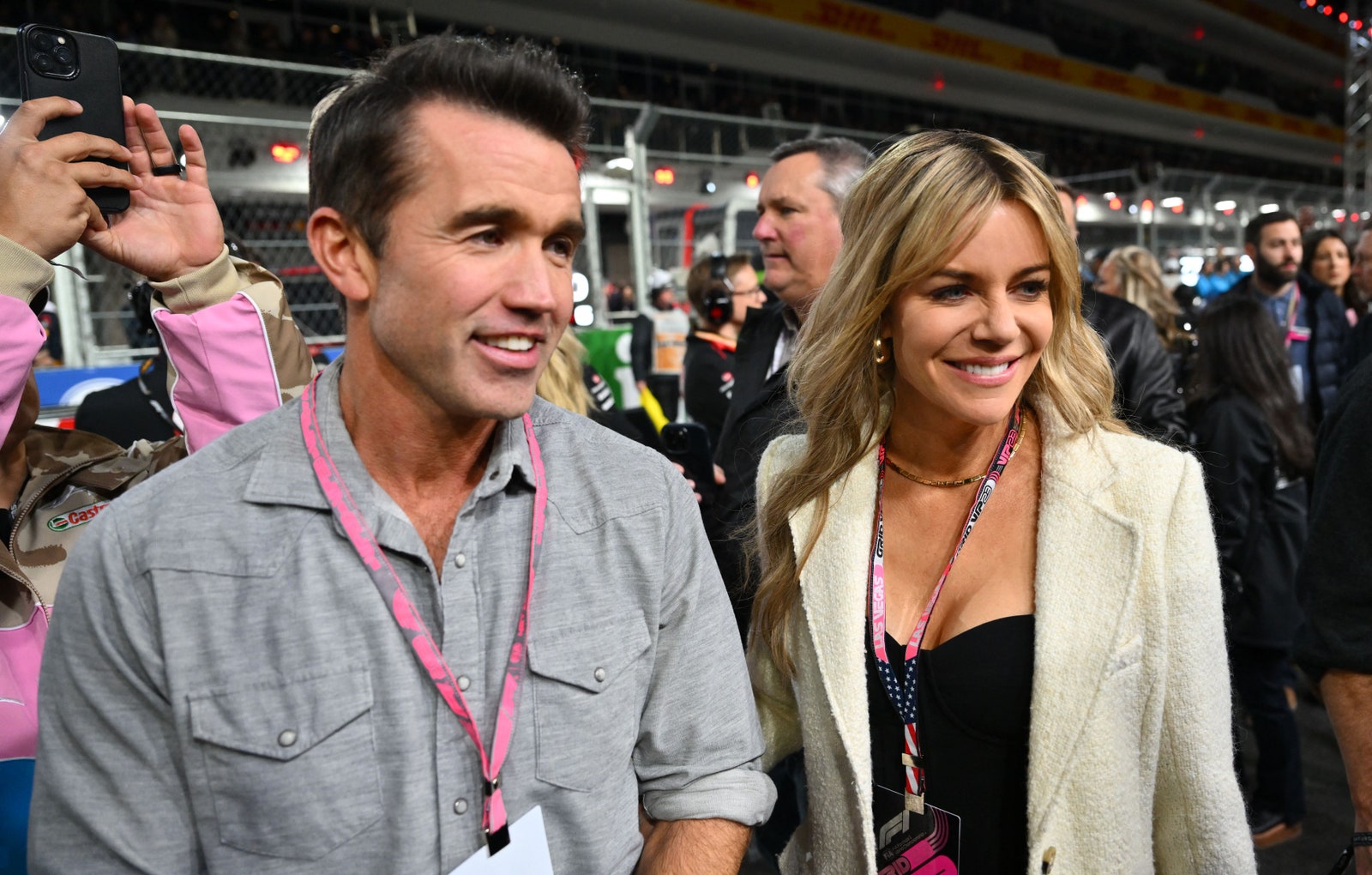 Kaitlin Olson et Rob McElhenney font le tour de la grille du Grand Prix de Formule 1 de Las Vegas le 18 novembre 2023 à Las...