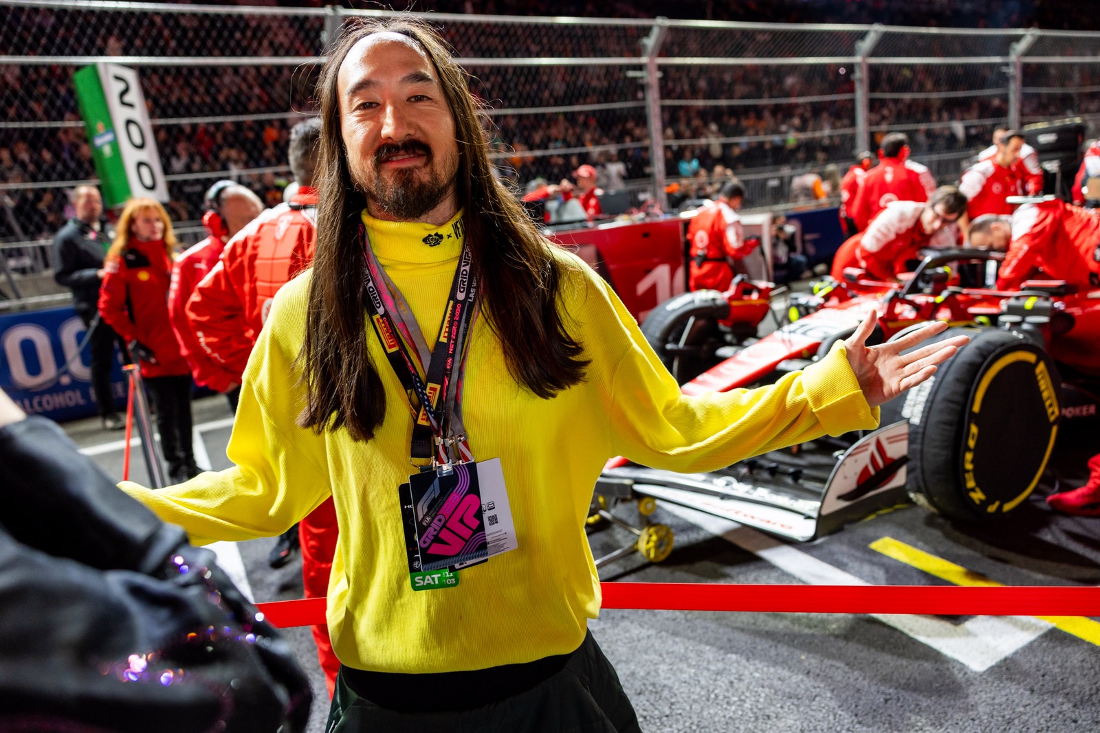 Steve Aoki est impressionné par les voitures avant le Grand Prix de F1 de Las Vegas le samedi 18 novembre 2023 sur Las Vegas Street...