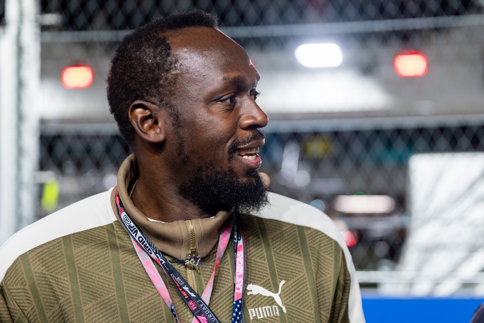 Usain Bolt marche sur la grille avant le Grand Prix de F1 de Las Vegas le samedi 18 novembre 2023 sur la Las Vegas Street...