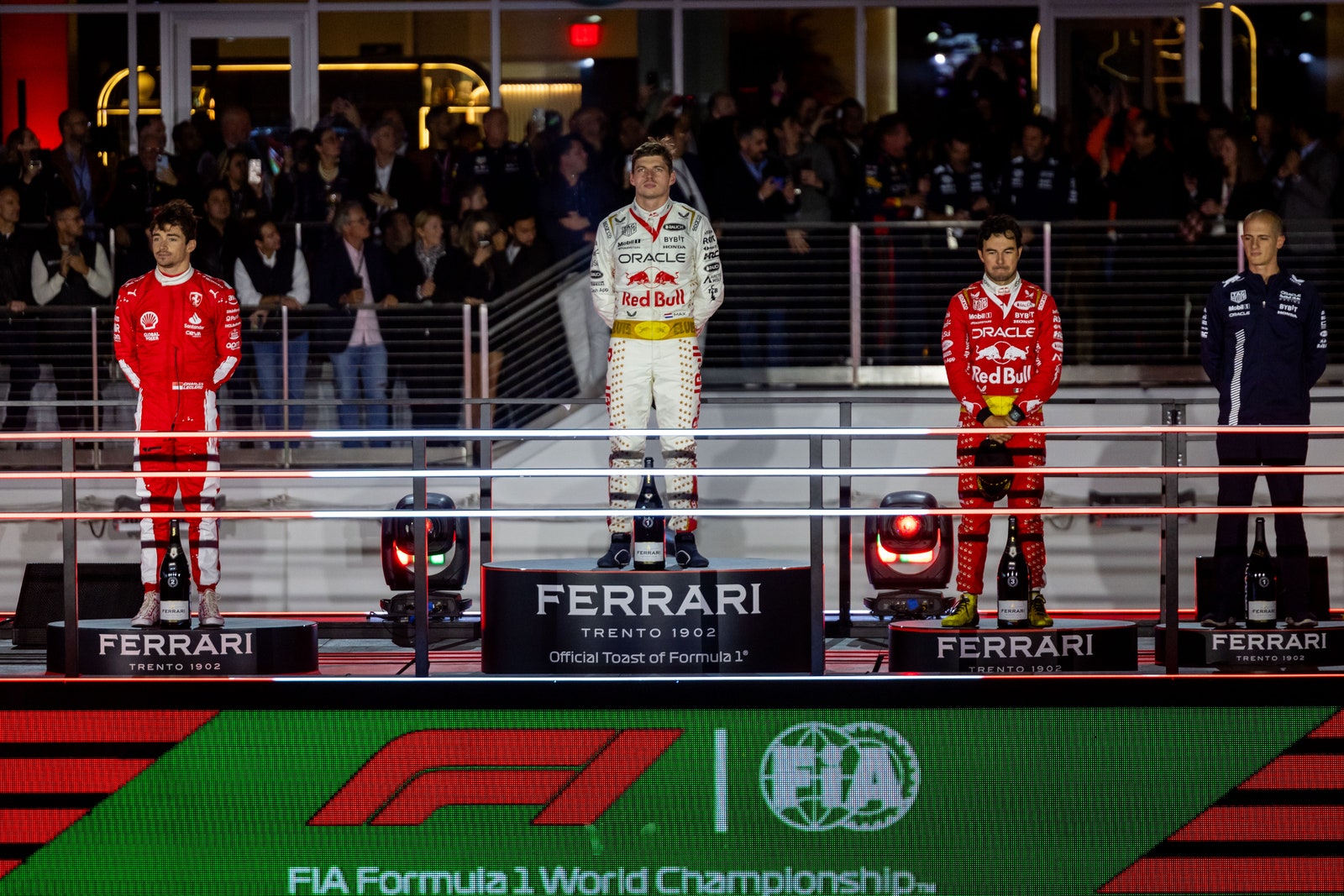 Les trois premiers pilotes montent sur le podium à l'issue du Grand Prix de F1 de Las Vegas, le samedi 18 novembre 2023.