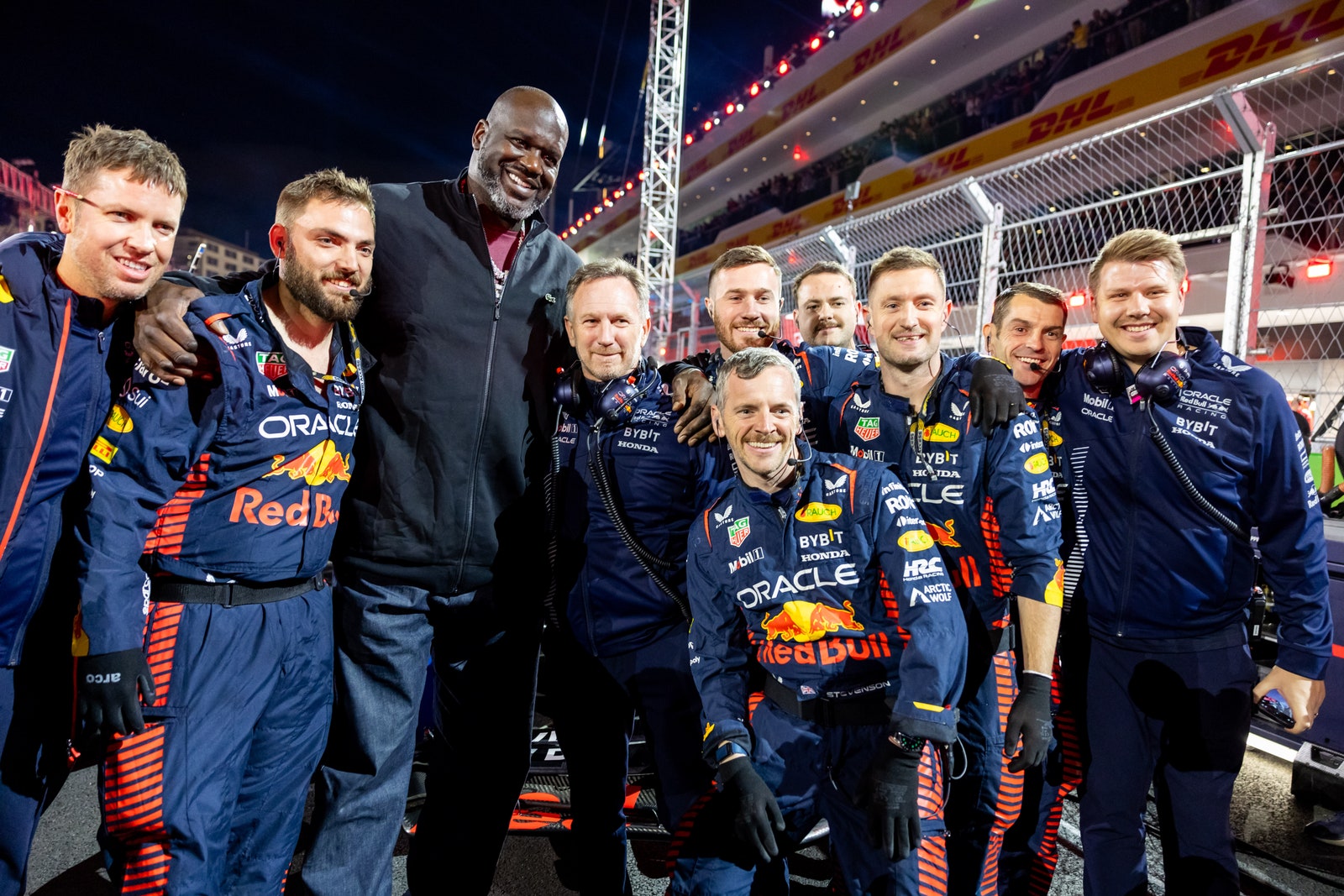Shaquille O'Neal pose avec Christian Horner, directeur de l'équipe Red Bull, et l'équipe Red Bull avant le Grand Prix de F1 de Las Vegas.