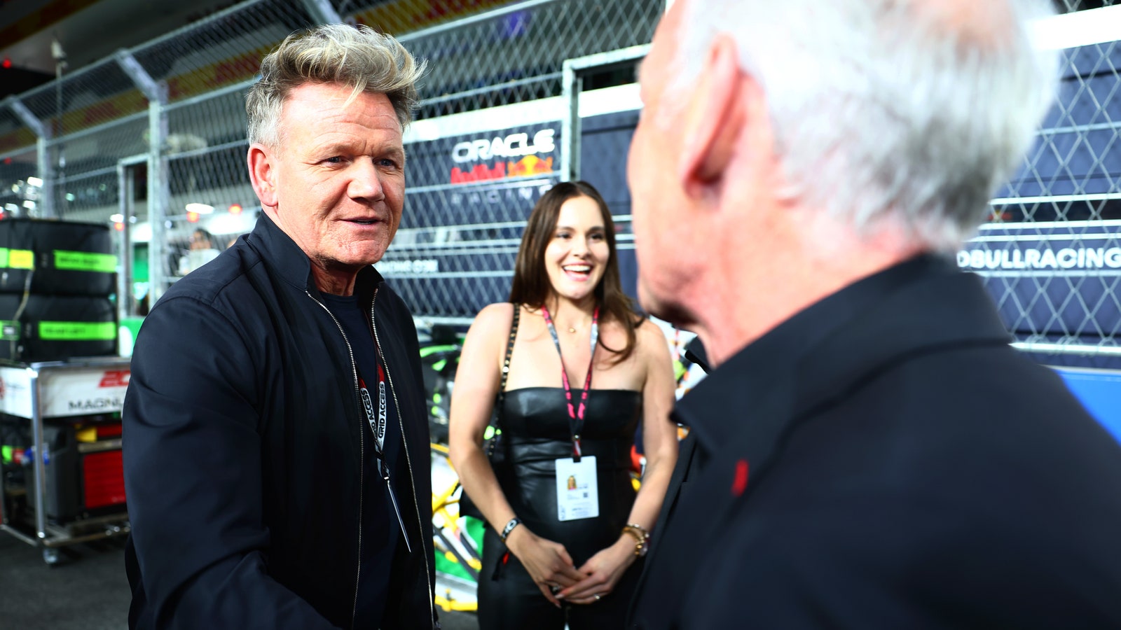 Gordon Ramsay s'entretient avec Greg Maffei, PDG de Liberty Media, sur la grille lors du Grand Prix de F1 de Las Vegas à Las Vegas...