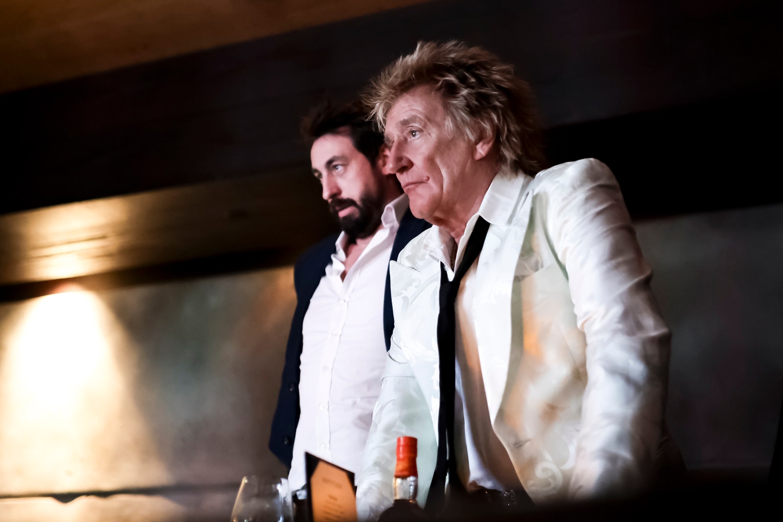 Duncan Frew et Sir Rod Stewart regardent le Grand Prix de Formule 1.