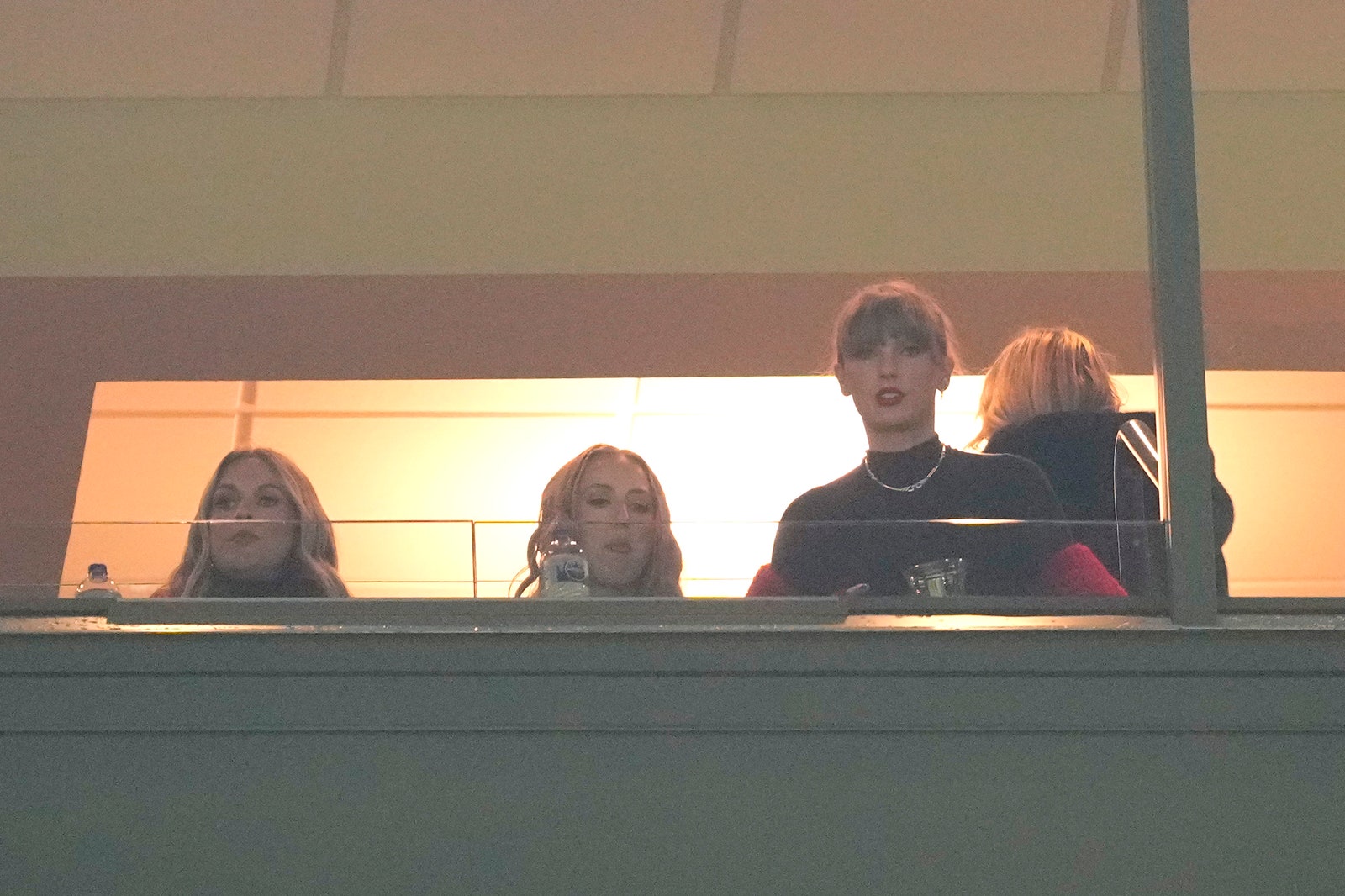Taylor Swift assiste au match entre les Chiefs de Kansas City et les Packers de Green Bay au Lambeau Field le 3 décembre...