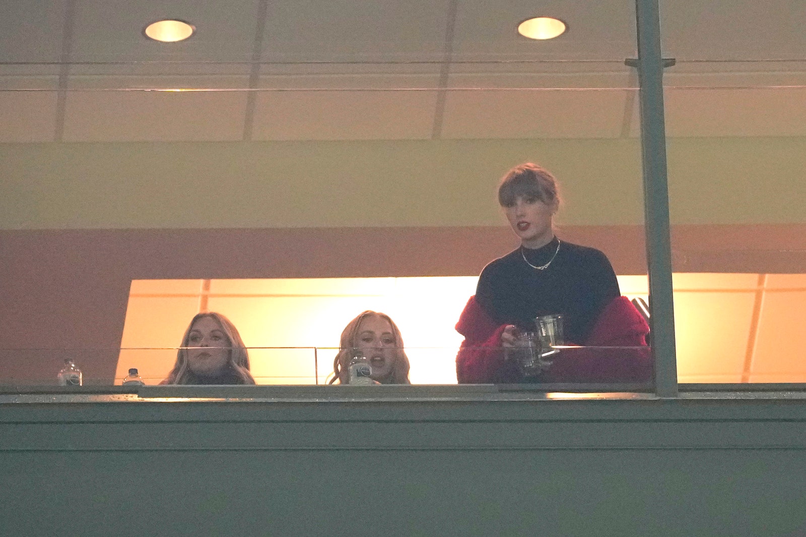 Taylor Swift assiste au match entre les Chiefs de Kansas City et les Packers de Green Bay au Lambeau Field le 3 décembre...