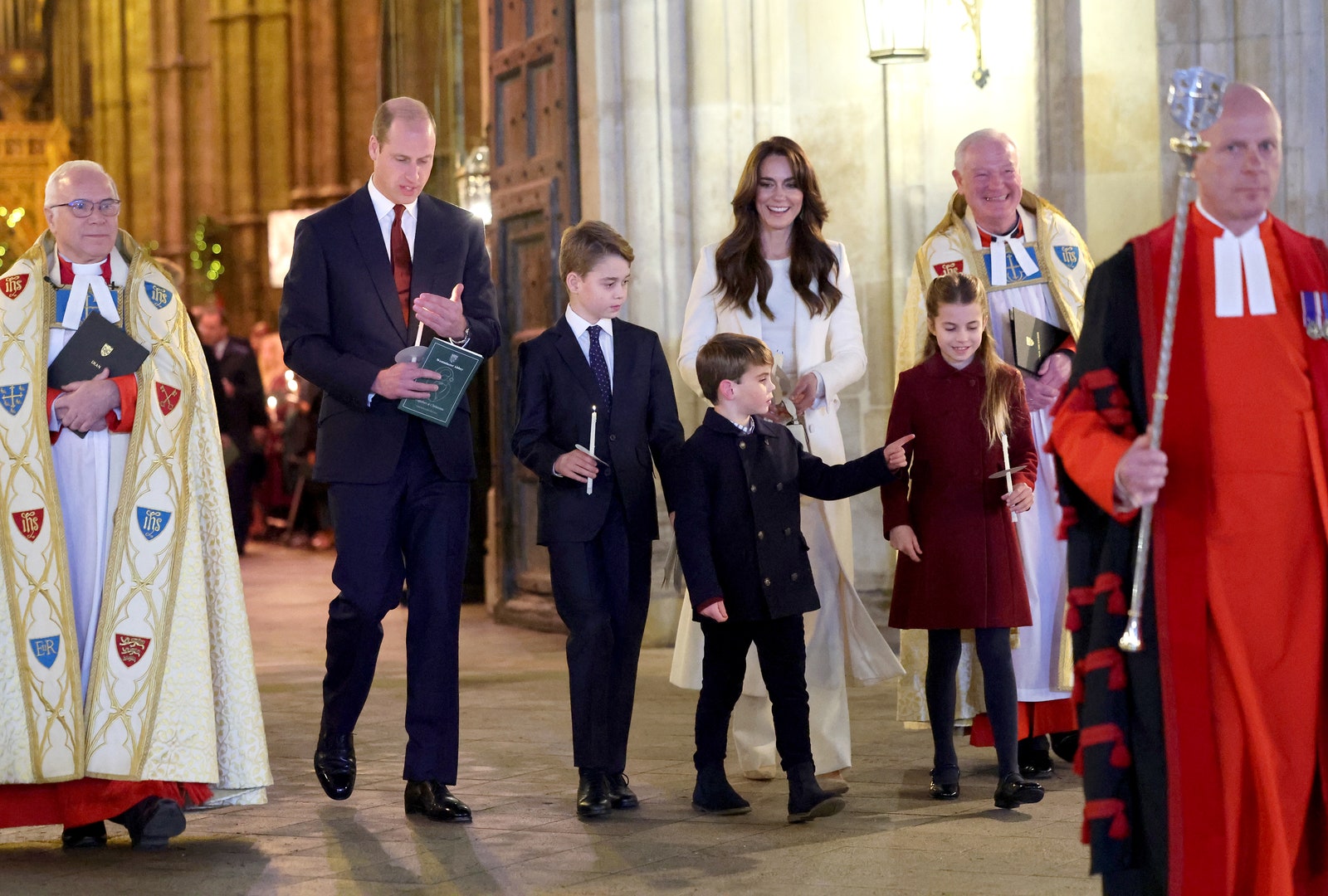 Le prince Louis vole la vedette en agissant comme un enfant ordinaire de 5 ans LONDRES ANGLETERRE 08 DÉCEMBRE Catherine Princesse de Galles Prince Louis de Galles Princesse Charlotte de Galles Prince William...