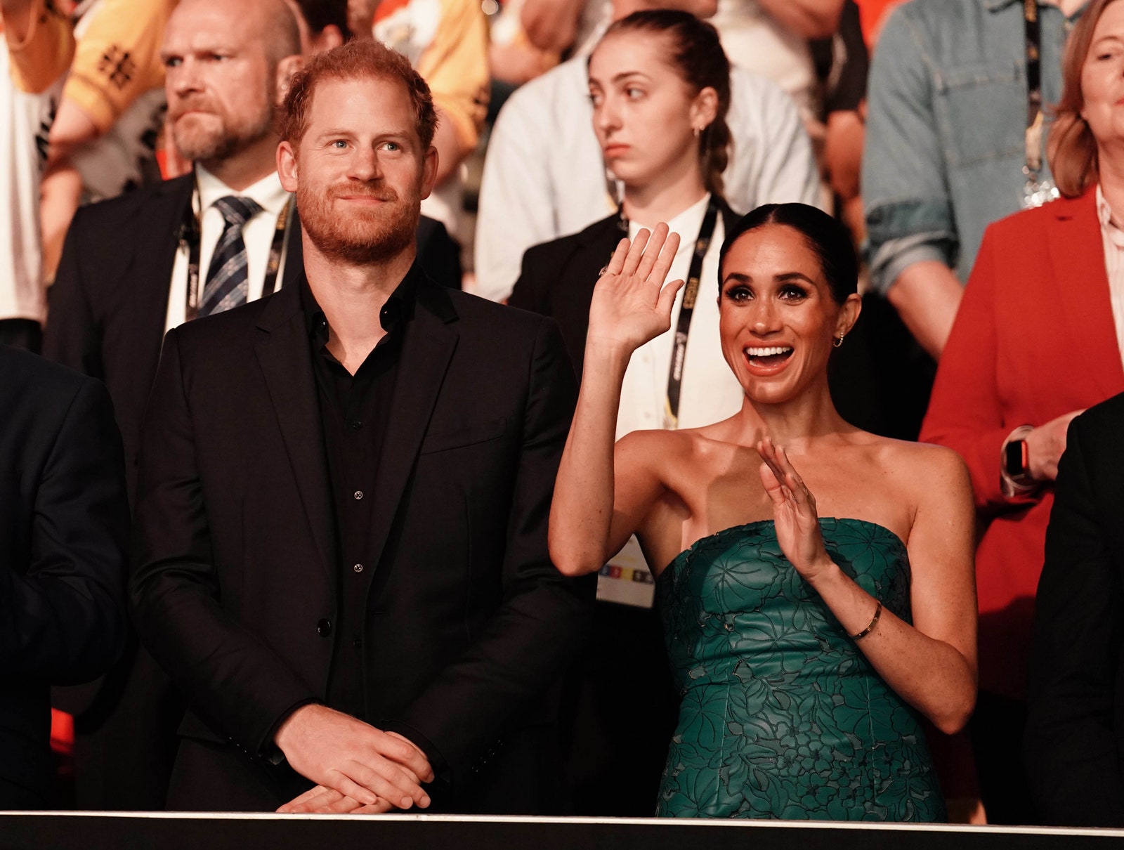 La carte de vœux du prince Harry et de Meghan Markle est une affaire Le duc et la duchesse de Sussex lors de la cérémonie de clôture des Jeux Invictus à Düsseldorf en Allemagne samedi...