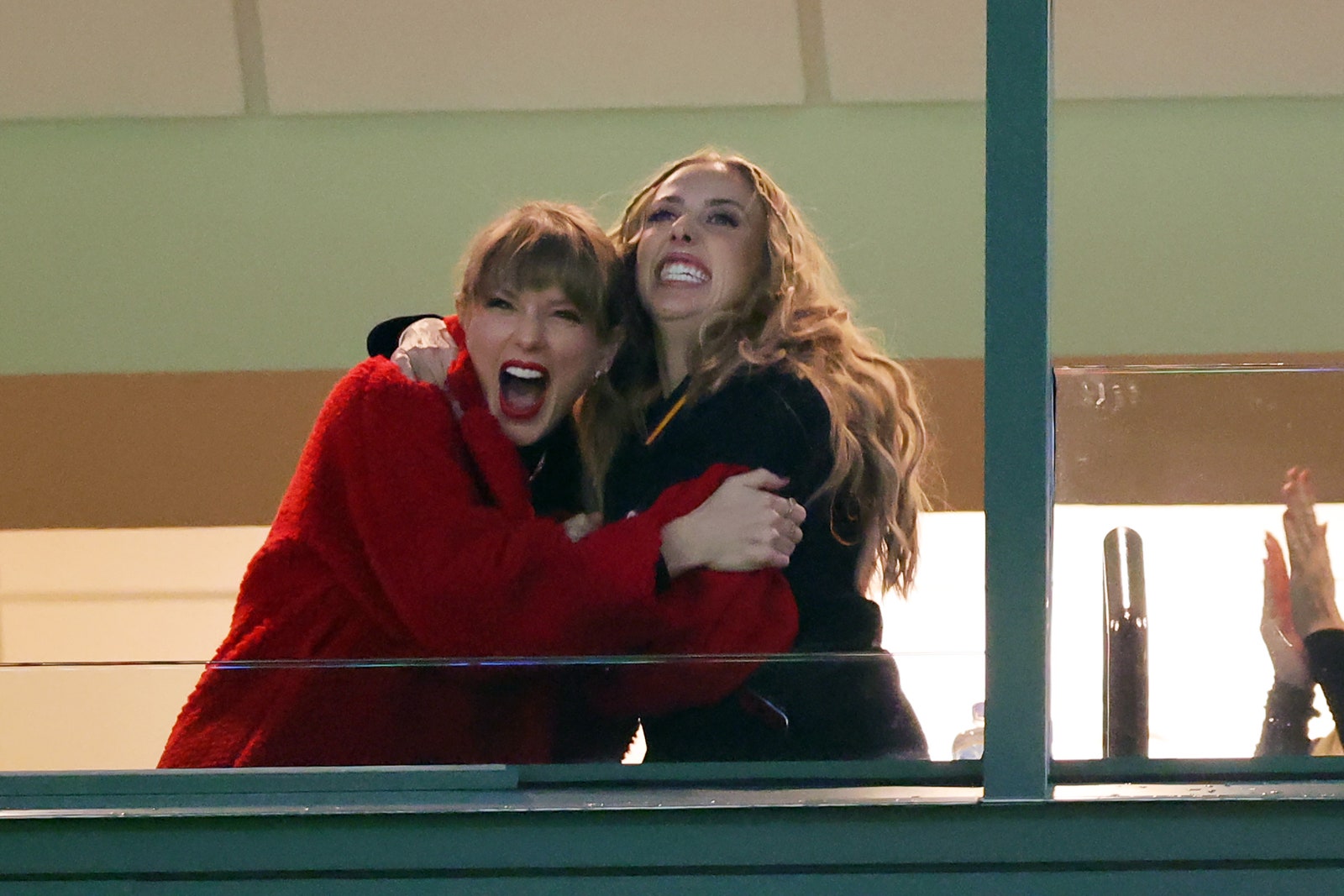 Taylor Swift et Brittany Mahomes réagissent dans une suite lors du match entre les Chiefs de Kansas City et les Green Bay...