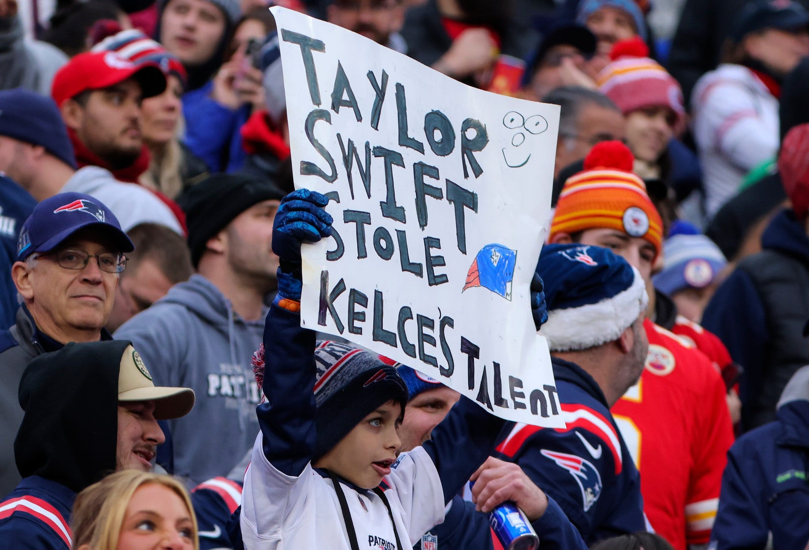 Un jeune fan brandit une pancarte faisant référence à Taylor Swift.  Les Patriots de la Nouvelle-Angleterre ont perdu contre les Chiefs de Kansas City 2717.