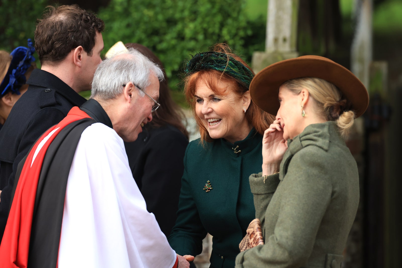 Sarah Ferguson, duchesse d'York, et Sophie, duchesse d'Édimbourg, après avoir assisté au service du matin de Noël à...