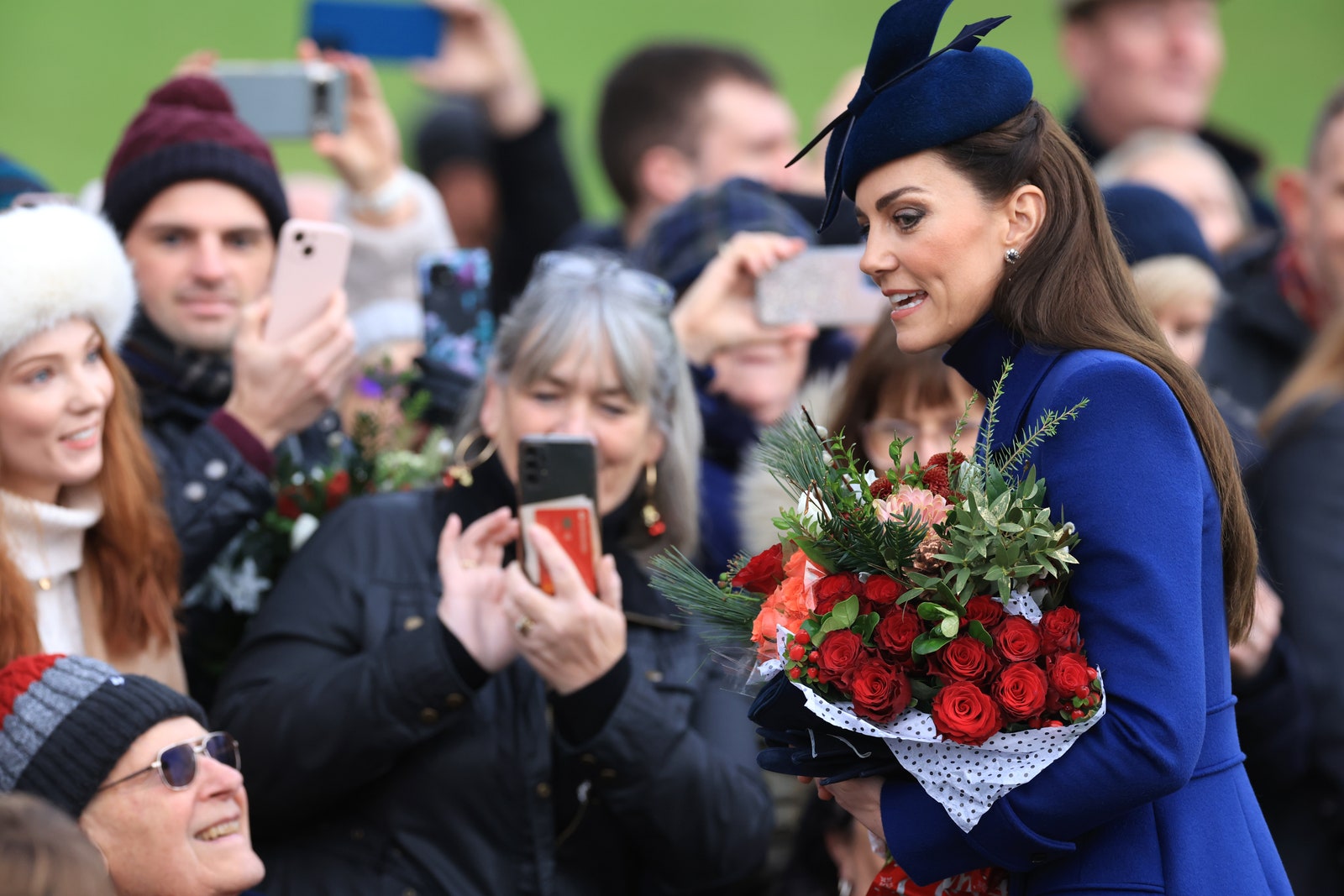 Catherine, princesse de Galles, salue ses sympathisants après avoir assisté au service du matin de Noël à l'église de Sandringham le...