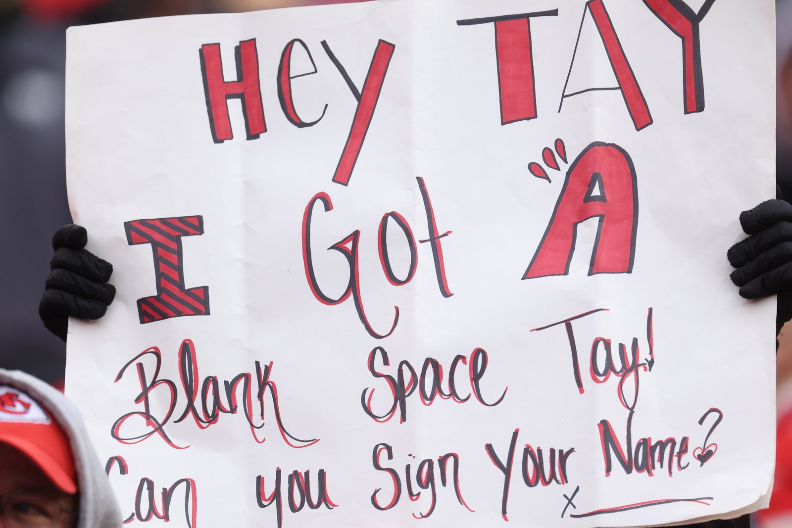 Des fans affichent des pancartes en soutien à Taylor Swift lors d'un match entre les Raiders de Las Vegas et les Chiefs de Kansas City à...