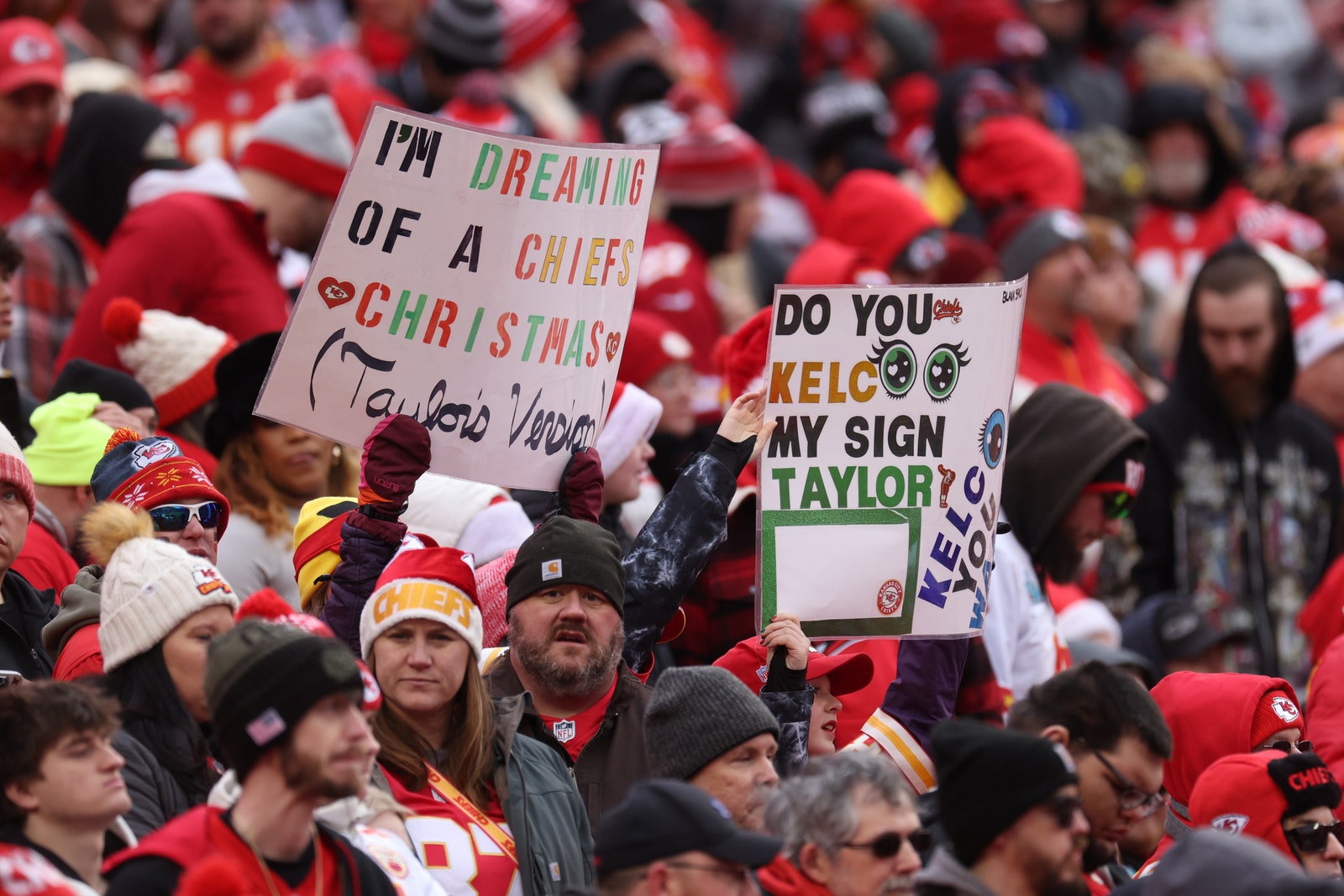 Des fans affichent des pancartes en soutien à Taylor Swift lors d'un match entre les Raiders de Las Vegas et les Chiefs de Kansas City à...