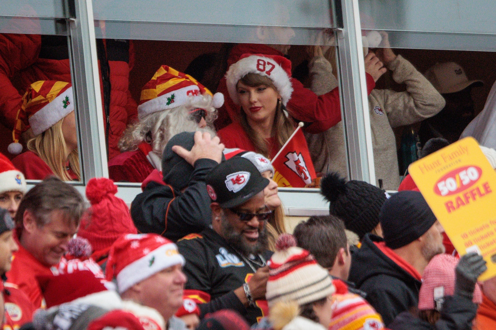 Taylor Swift dans les tribunes avec un chapeau de Père Noël 87 lors du match entre les Chiefs de Kansas City et les Las Vegas...