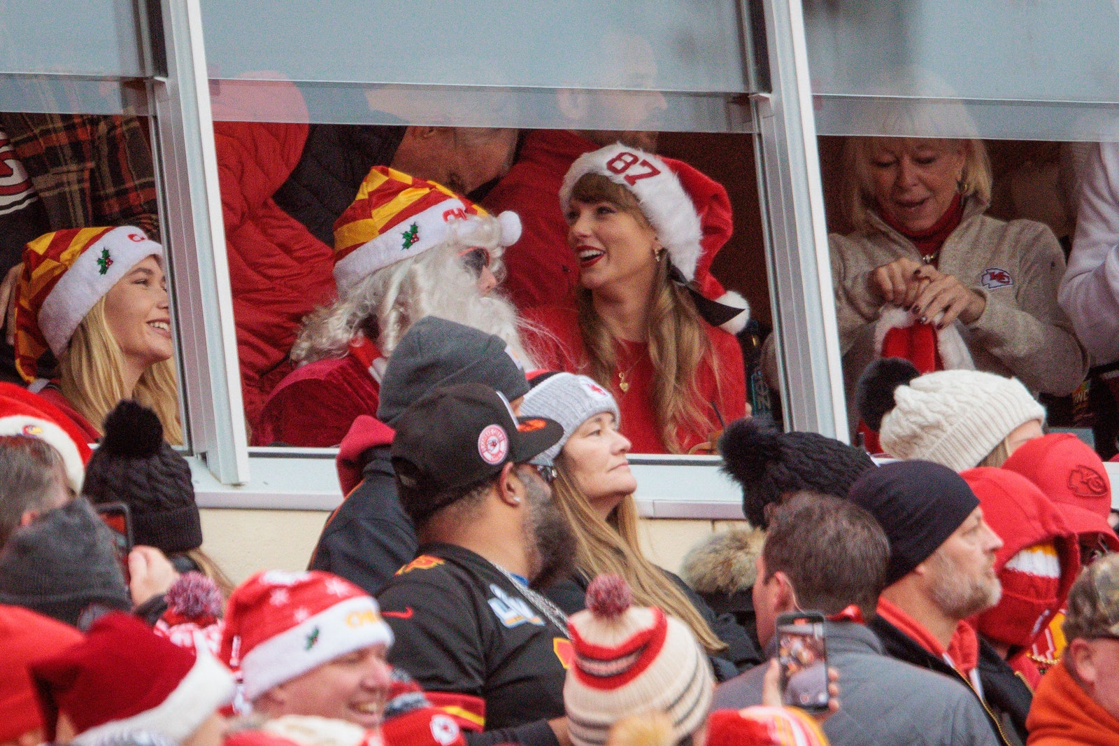 Taylor Swift dans les tribunes avec un chapeau de Père Noël 87 lors du match entre les Chiefs de Kansas City et les Las Vegas...