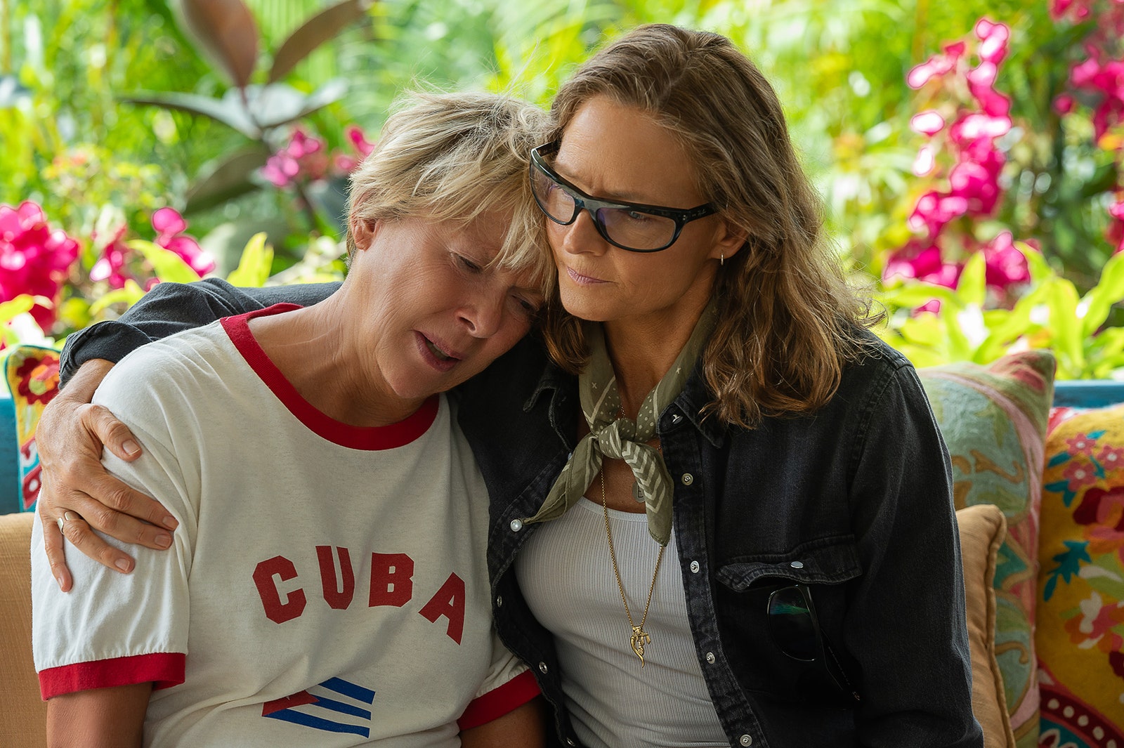 Annette Bening dans le rôle de Diana Nyad et Jodie Foster dans le rôle de son entraîneur Bonnie Stoll dans Nyad.