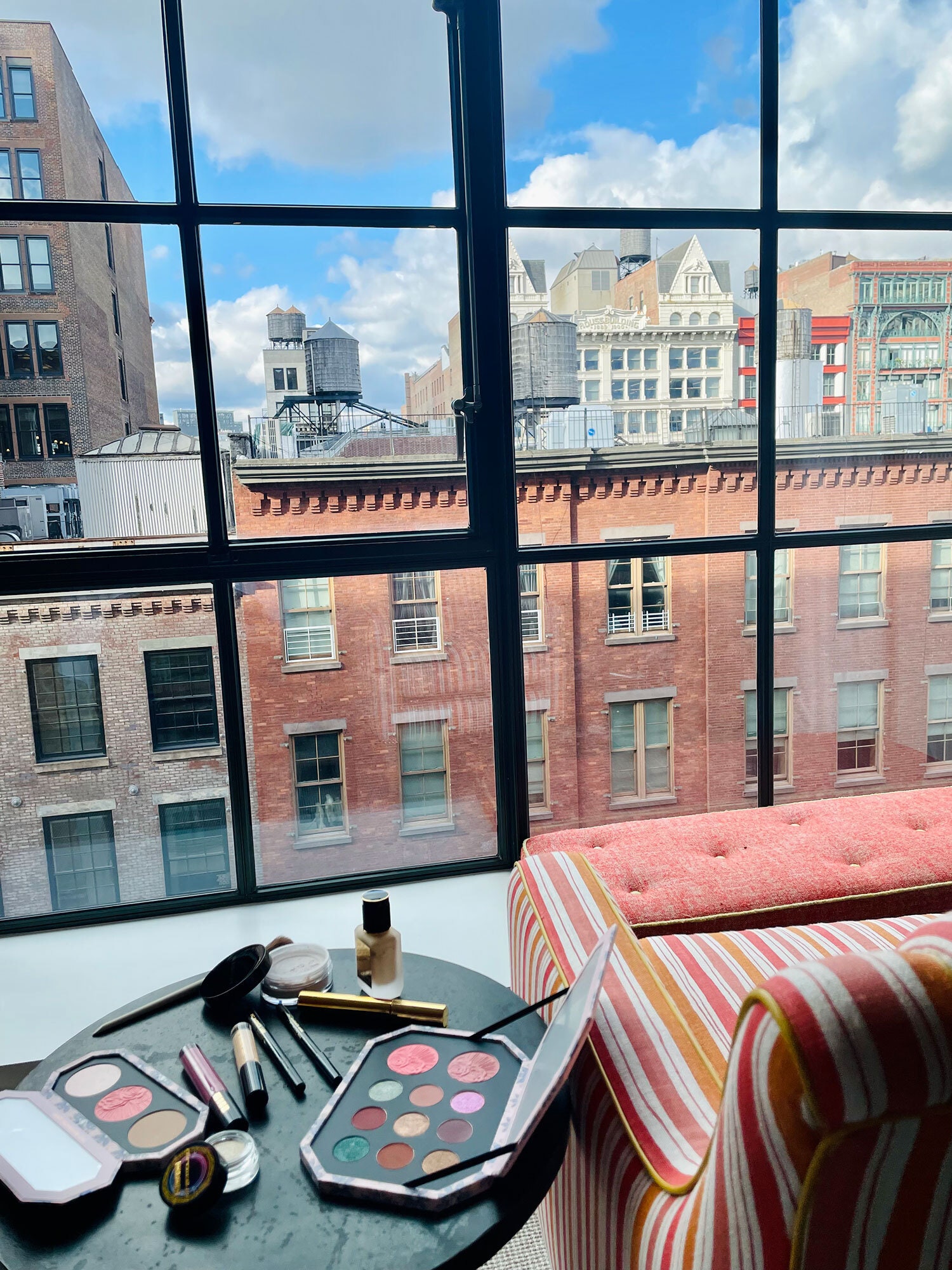 Un aperçu de la préparation du maquillage avant la première new-yorkaise.  La gamme de produits Pat McGrath Labs comprenait une nouvelle teinte...