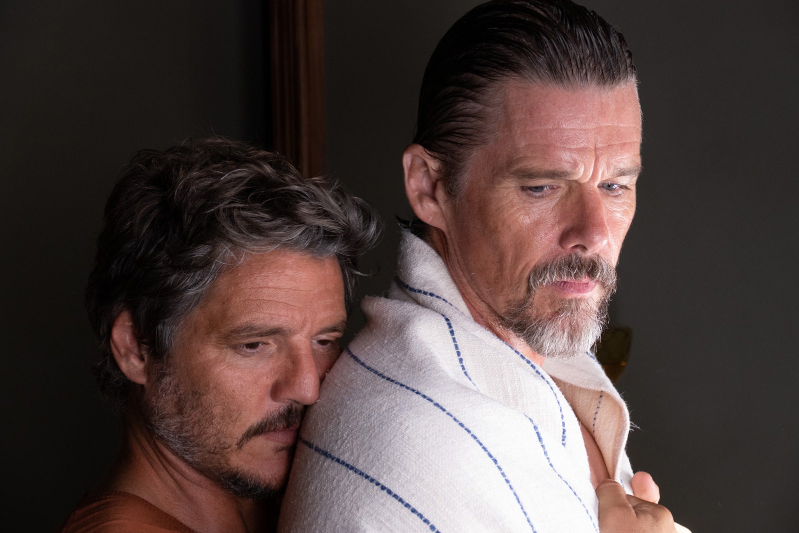 Pedro Pascal et Ethan Hawke dans Strange Way of Life.