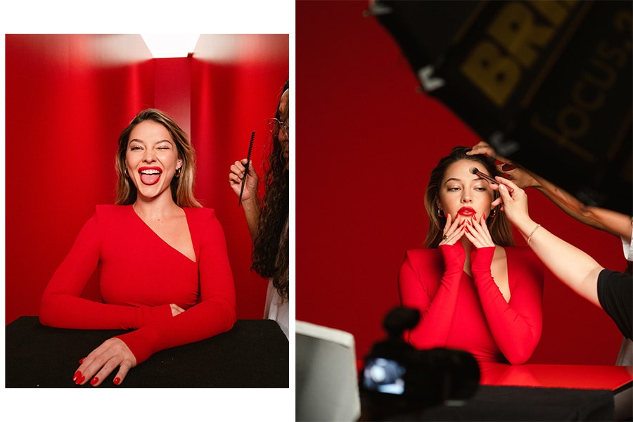 Madelyn Cline à propos de ses essentiels de beauté des Outer Banks et de son tout nouveau rôle chez Revlon Bout de la tête et du doigt en rouge Revlon.