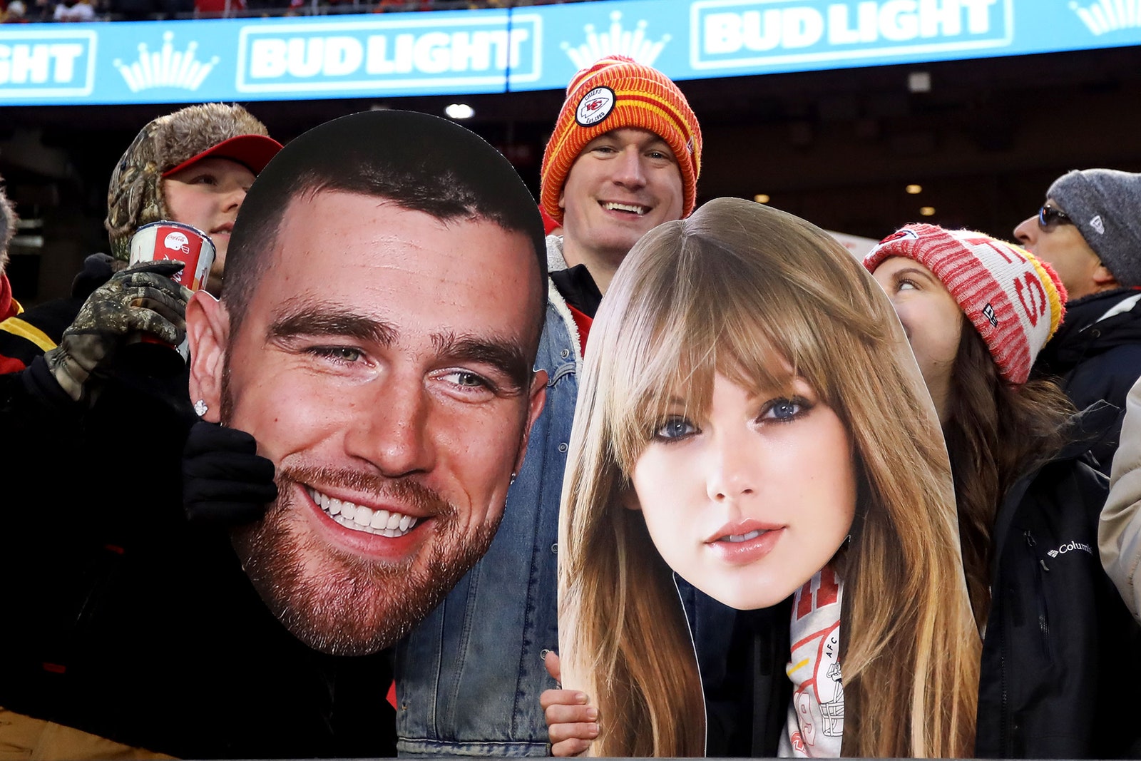 « La saison de Taylor Swift » : comment les écrivains de football ont fait la paix en couvrant la vie amoureuse de Travis Kelce Les fans tiennent de grandes photos de Travis Kielce et Taylor Swift lors d'un match de la NFL entre les Bengals de Cincinnati et le Kansas...