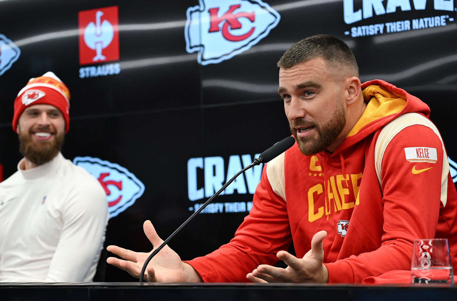 « La saison de Taylor Swift » : comment les écrivains de football ont fait la paix en couvrant la vie amoureuse de Travis Kelce Travis Kelce des Chiefs de Kansas City prend la parole lors de la conférence de presse sur le campus DFB.