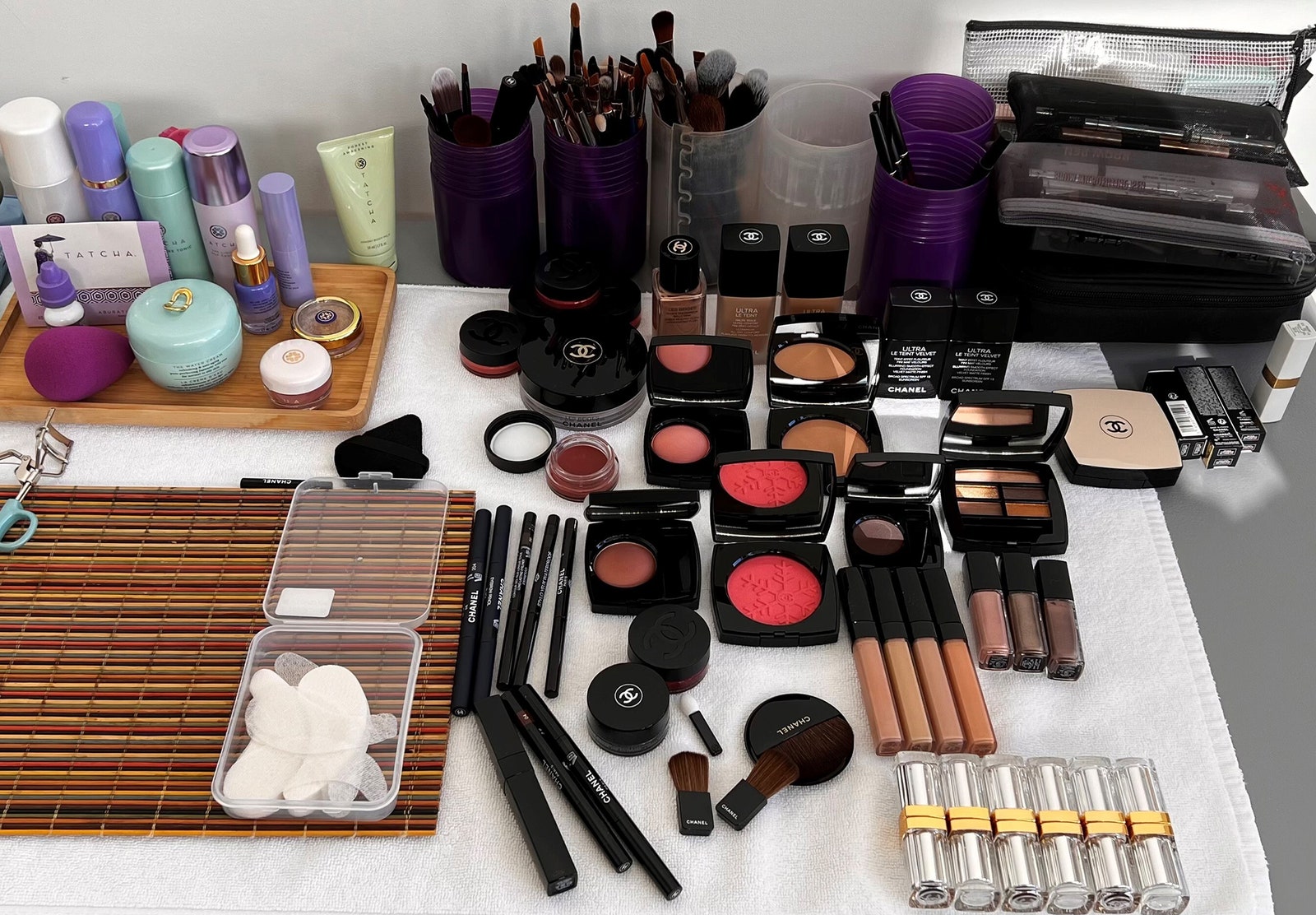 La gamme du jour de soins de la peau Tatcha et de maquillage Chanel.