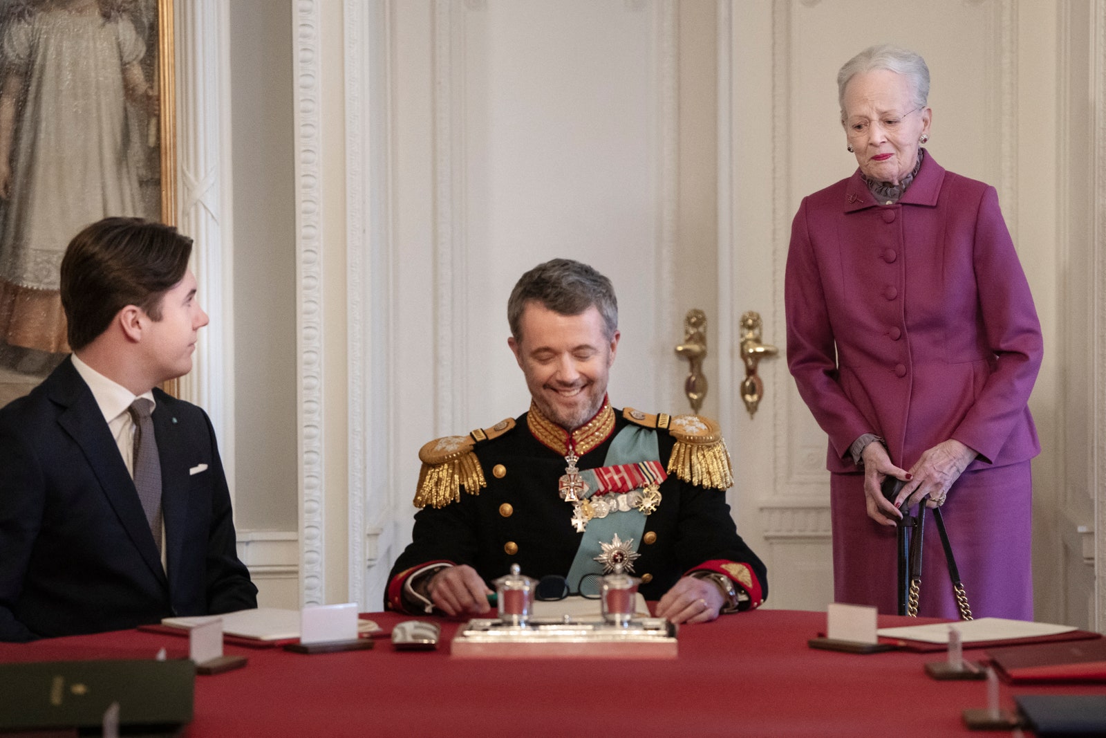 Après avoir signé la déclaration d'abdication, la reine Margrethe II du Danemark quitte le siège en bout de table pour...