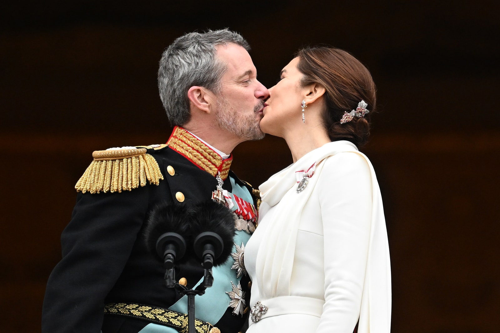 Le roi du Danemark Frederik X et son épouse la reine Mary du Danemark s'embrassent après leur proclamation par le Premier ministre Mette...