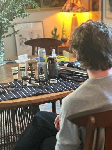 Blanc à la maison, plongeant dans la relaxation d'avant-spectacle.