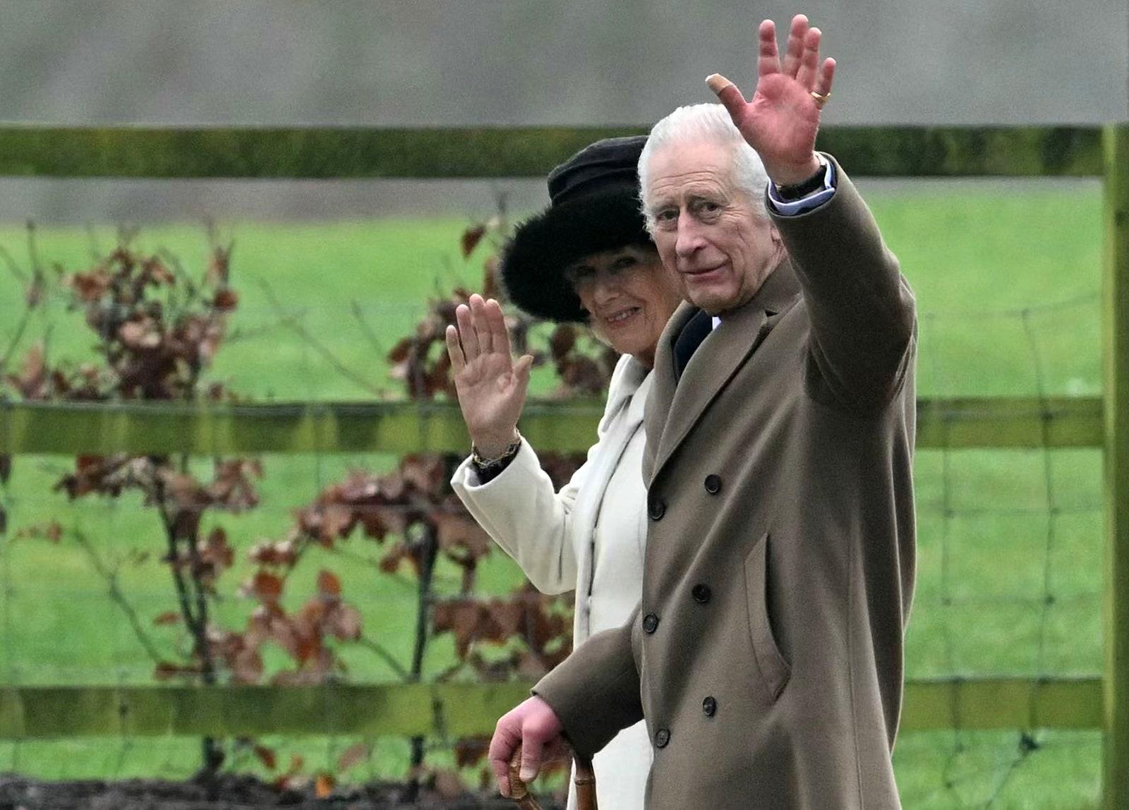 Le roi Charles fait sa première apparition publique après l'annonce d'un cancer Le roi Charles III et la reine Camilla saluent alors qu'ils partent après avoir assisté à un service à l'église Sainte-Marie-Madeleine le...