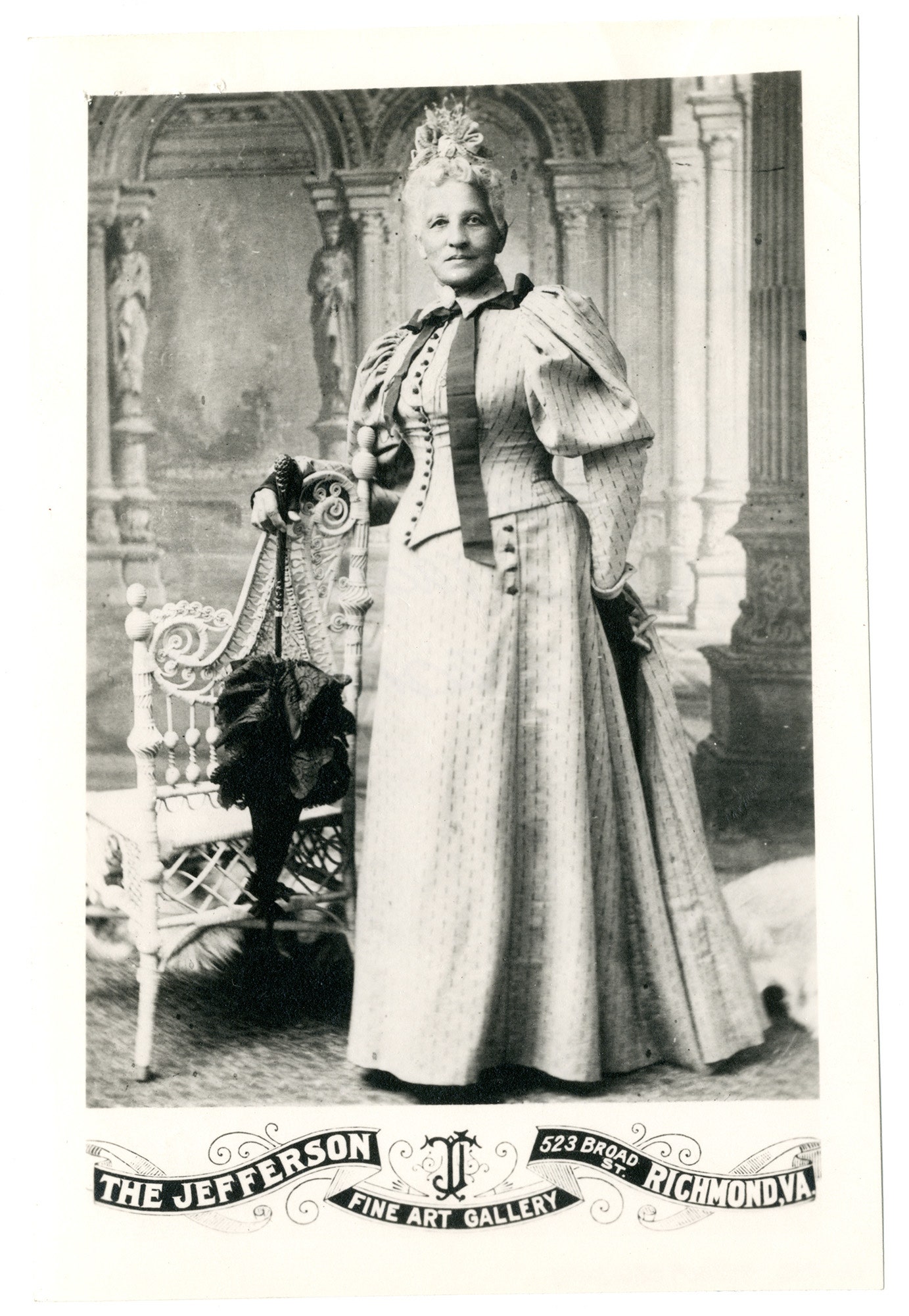 L'image peut contenir une personne adulte mariage mode chaise meubles visage et tête