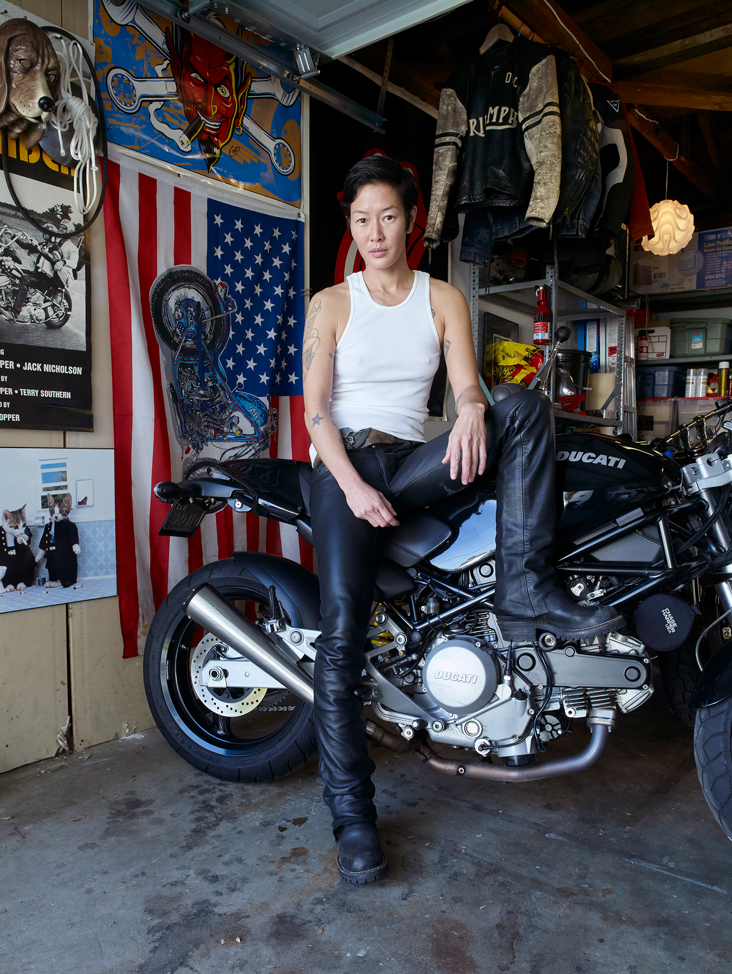 L'image peut contenir Jenny Shimizu Vêtements Pantalons Machine Moteur Rayons Personne adulte Moto et transport