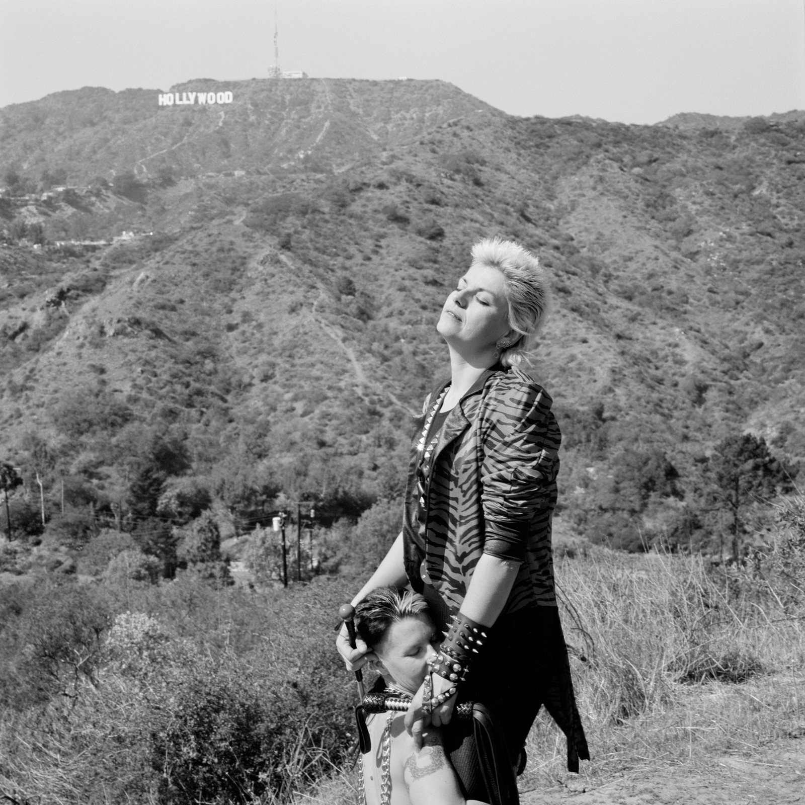 L'image contient peut-être visage tête personne photographie portrait adulte extérieur nature plante végétation et montagne