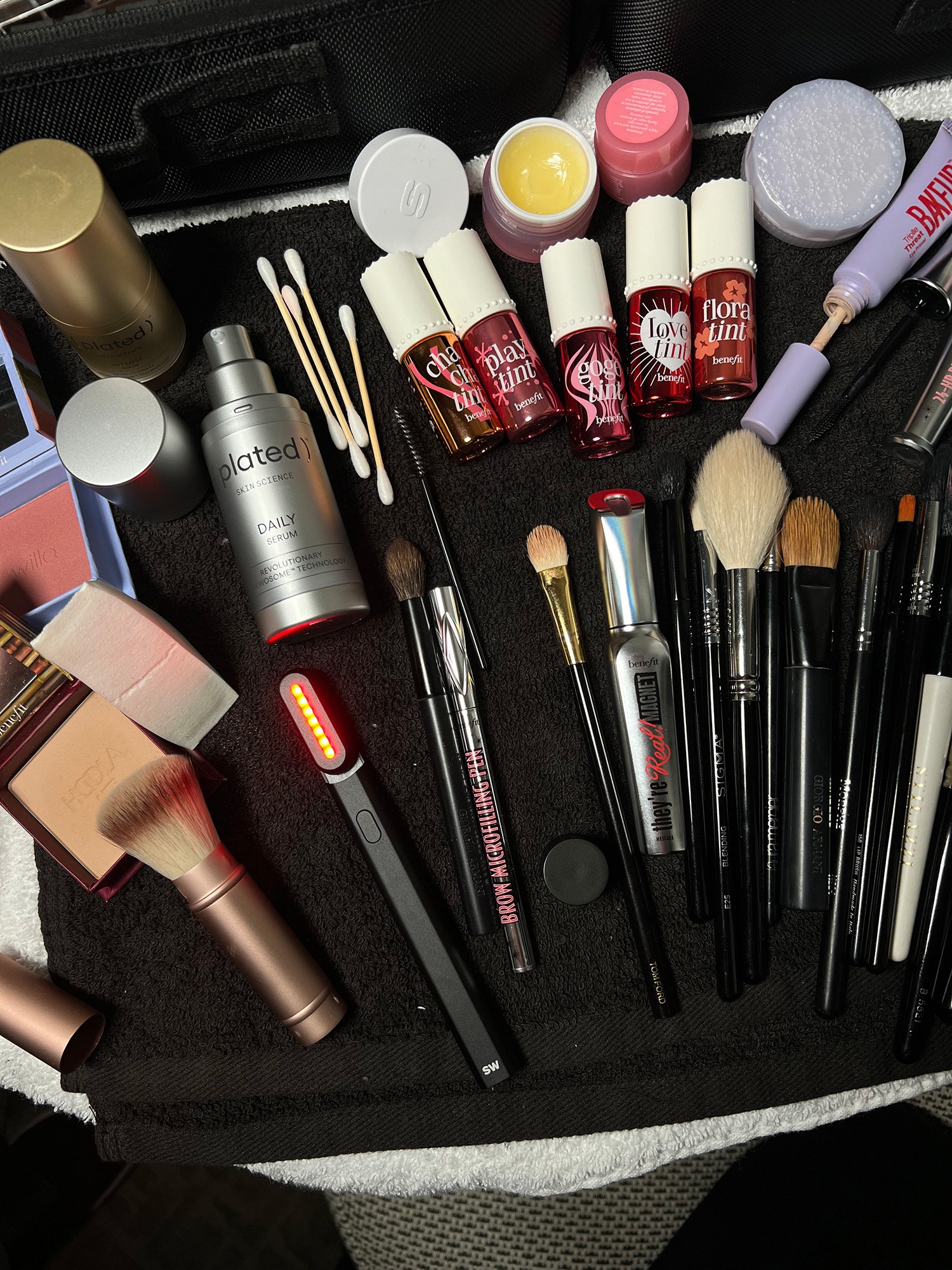 L'image peut contenir des outils pour pinceaux cosmétiques, un tournevis et du rouge à lèvres.