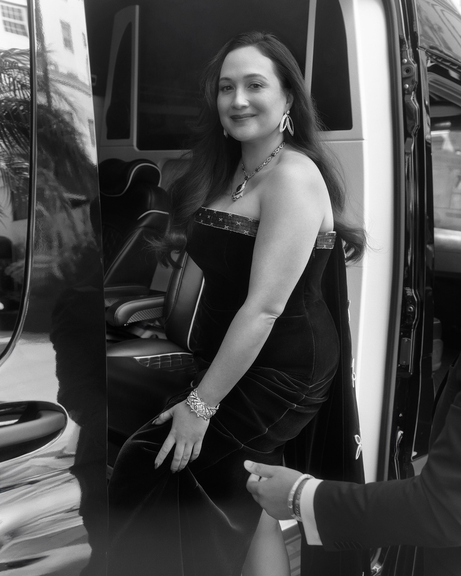 L'image peut contenir Lily Gladstone Vêtements Robe Vêtements de cérémonie Personne adulte Visage Tête Photographie et portrait