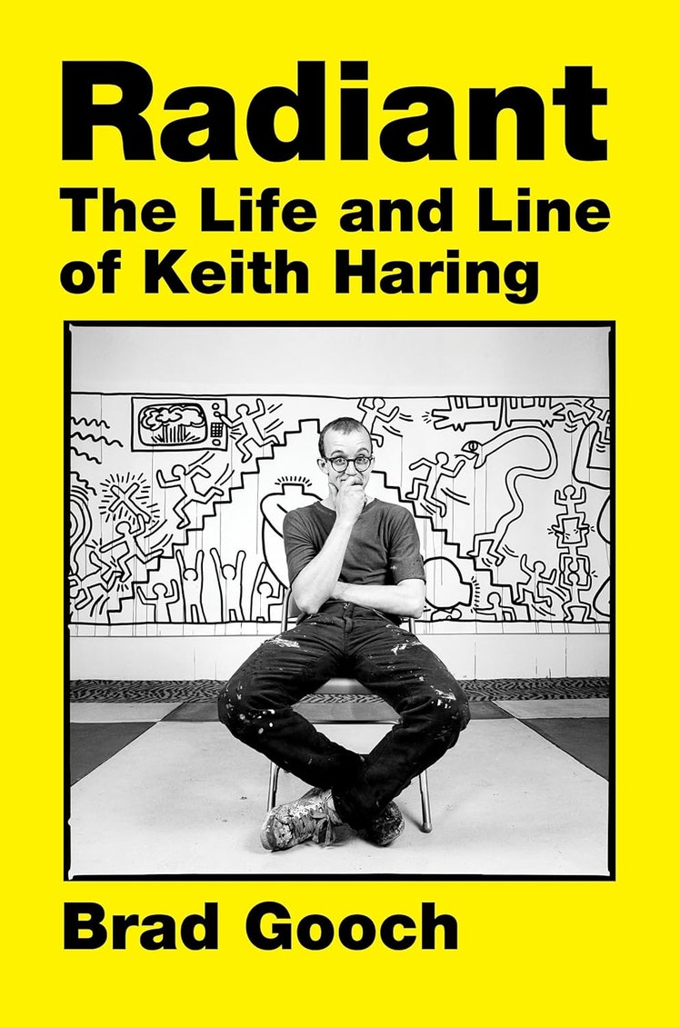 Dans la scène artistique des années 80 de Keith Haring, Grace Jones, Basquiat et plus L’image contient peut-être : Adulte, personne, photographie, publicité, livre, publication, affiche, vêtements, pantalons, chaussures et chaussure