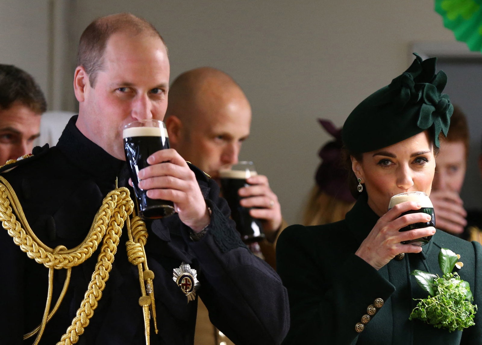 L'image peut contenir la Coupe du Prince William duc de Cambridge Personne adulte Boissons Alcool Vêtements Chapeau et boisson
