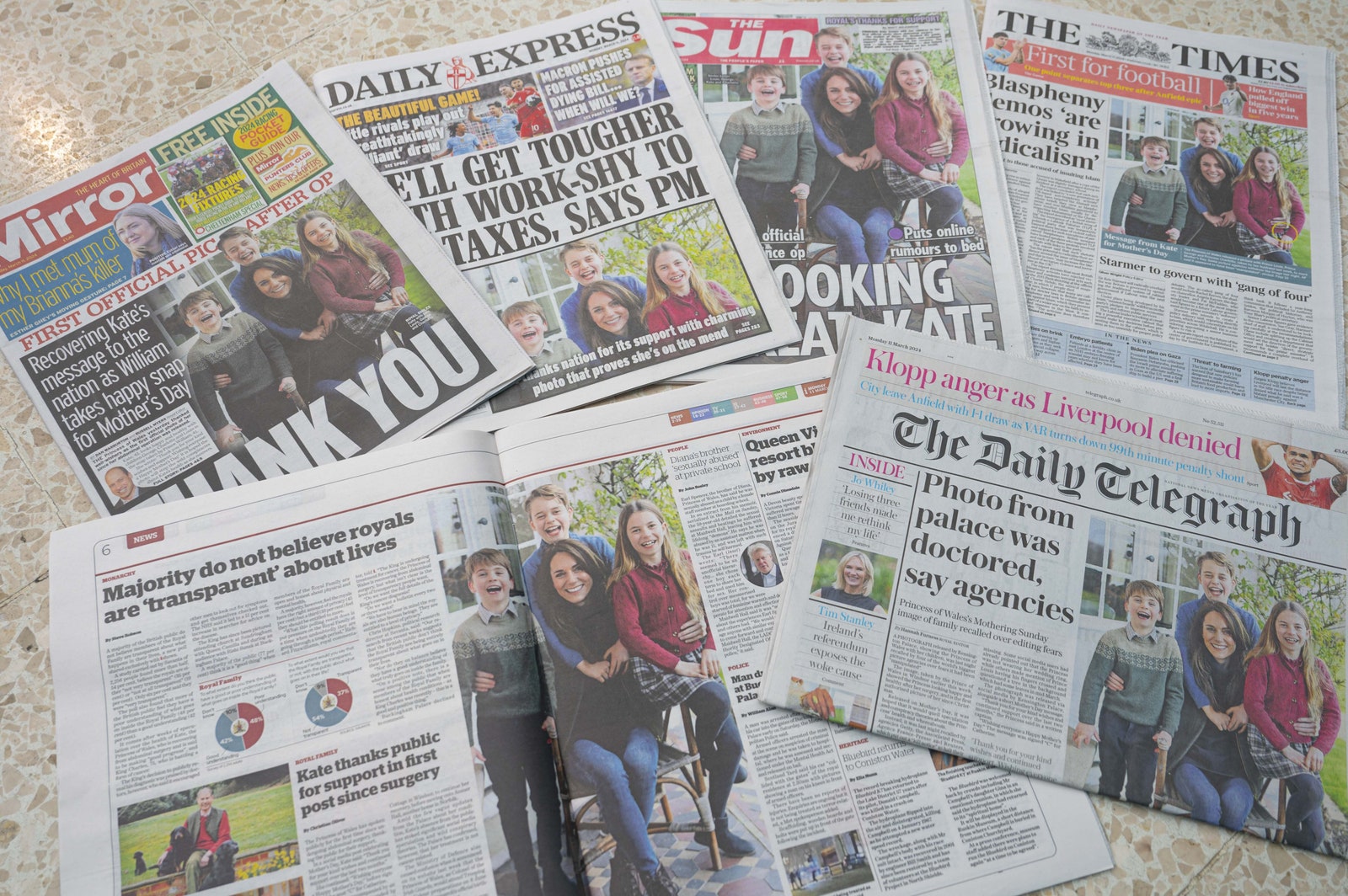 L'image peut contenir une personne, un journal, un texte, des vêtements pour adultes, des chaussures et des chaussures.